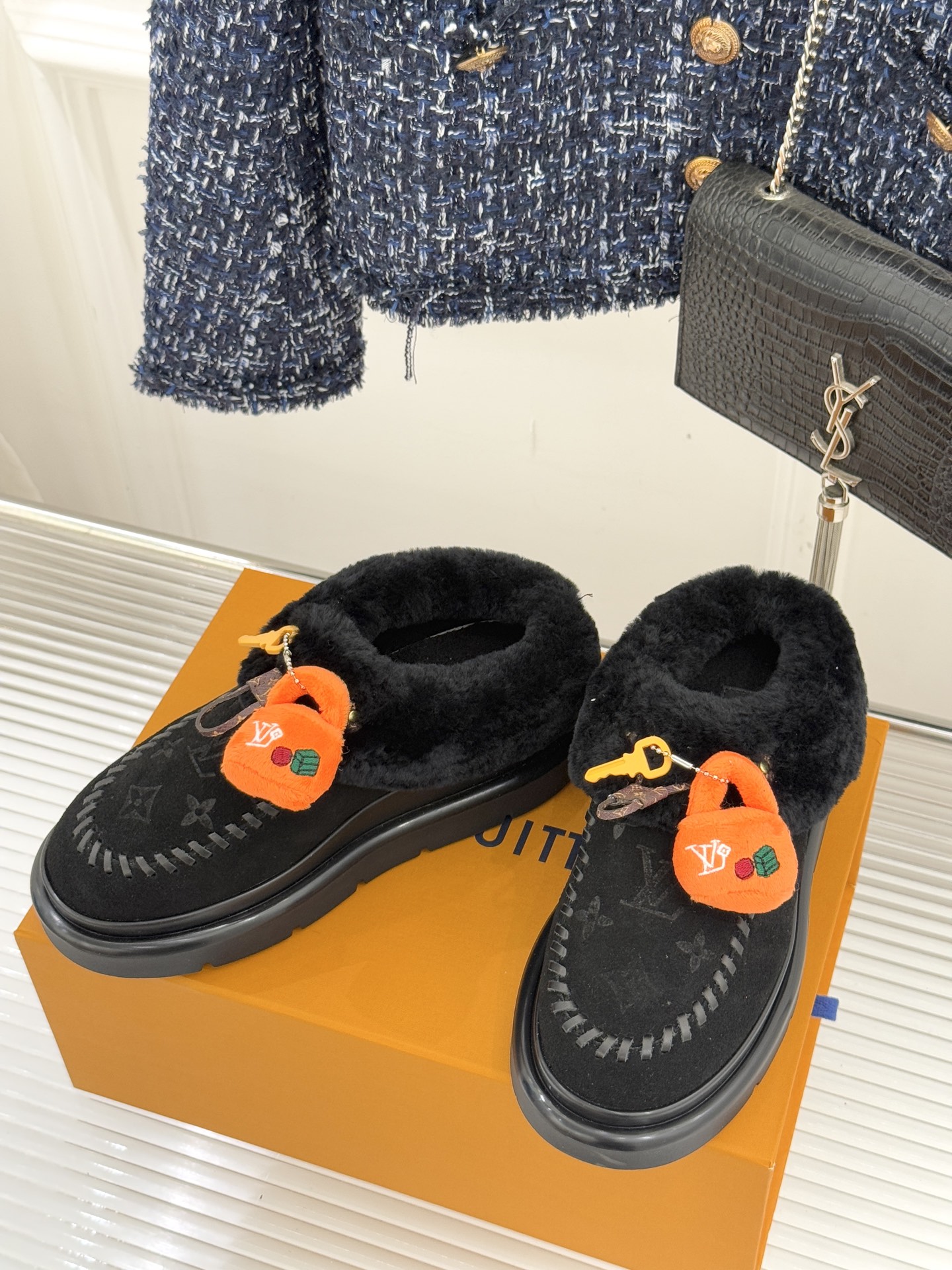 驴家25WF新品压花钥匙包包毛毛鞋答应我一定要每人来一双好嘛日常OOTD就没有它搭配不了的鞋头压花log