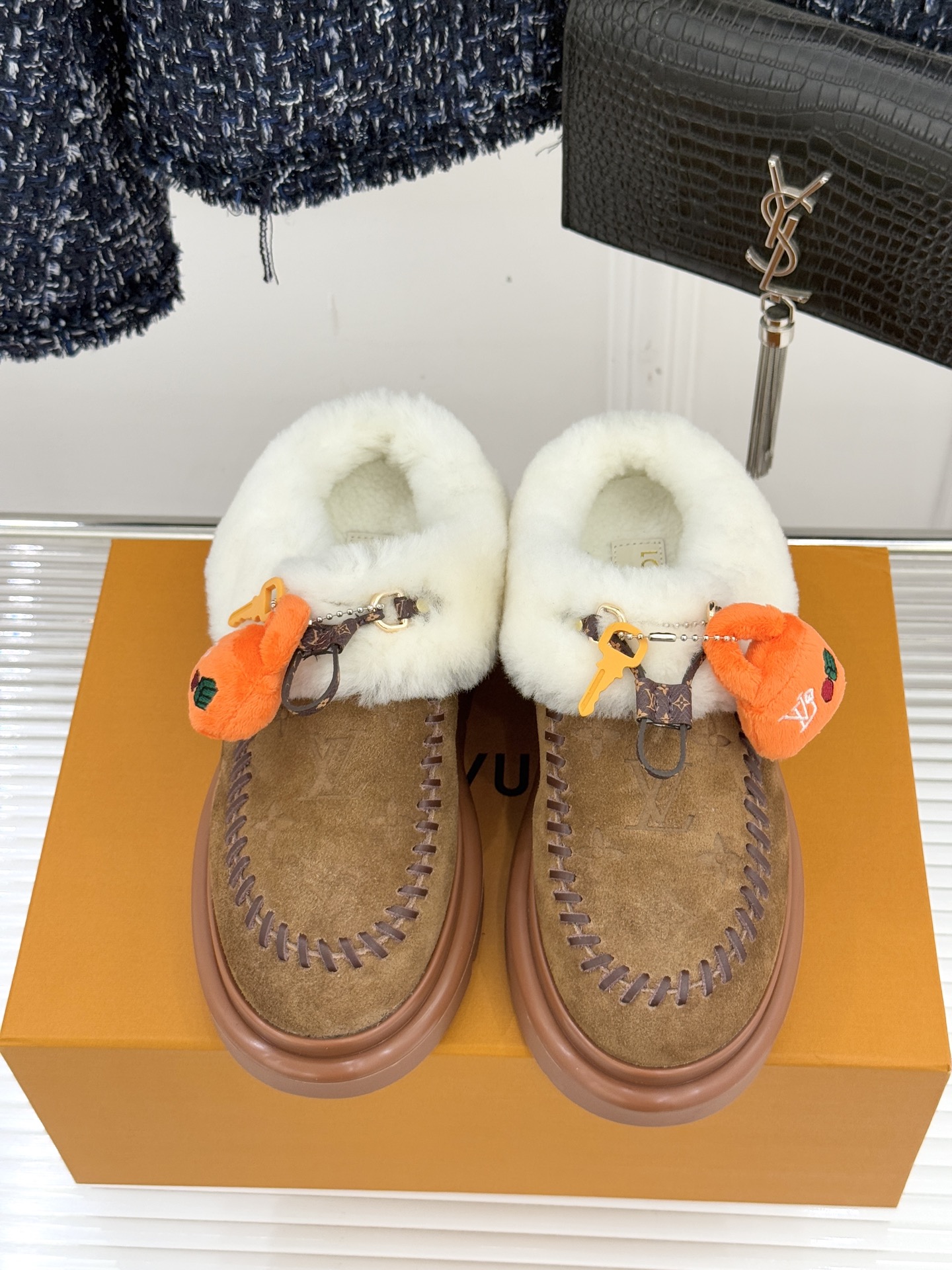 驴家25WF新品压花钥匙包包毛毛鞋答应我一定要每人来一双好嘛日常OOTD就没有它搭配不了的鞋头压花log