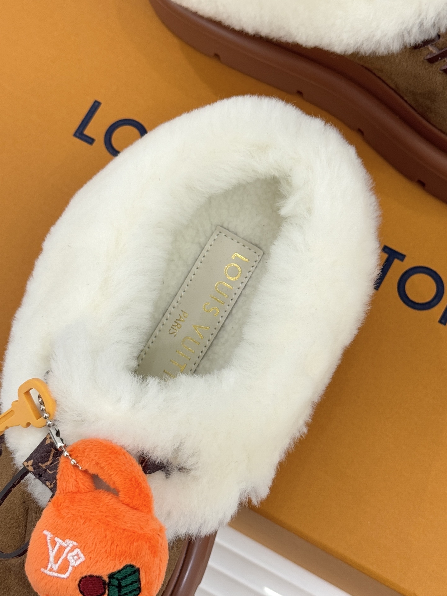 驴家25WF新品压花钥匙包包毛毛鞋答应我一定要每人来一双好嘛日常OOTD就没有它搭配不了的鞋头压花log