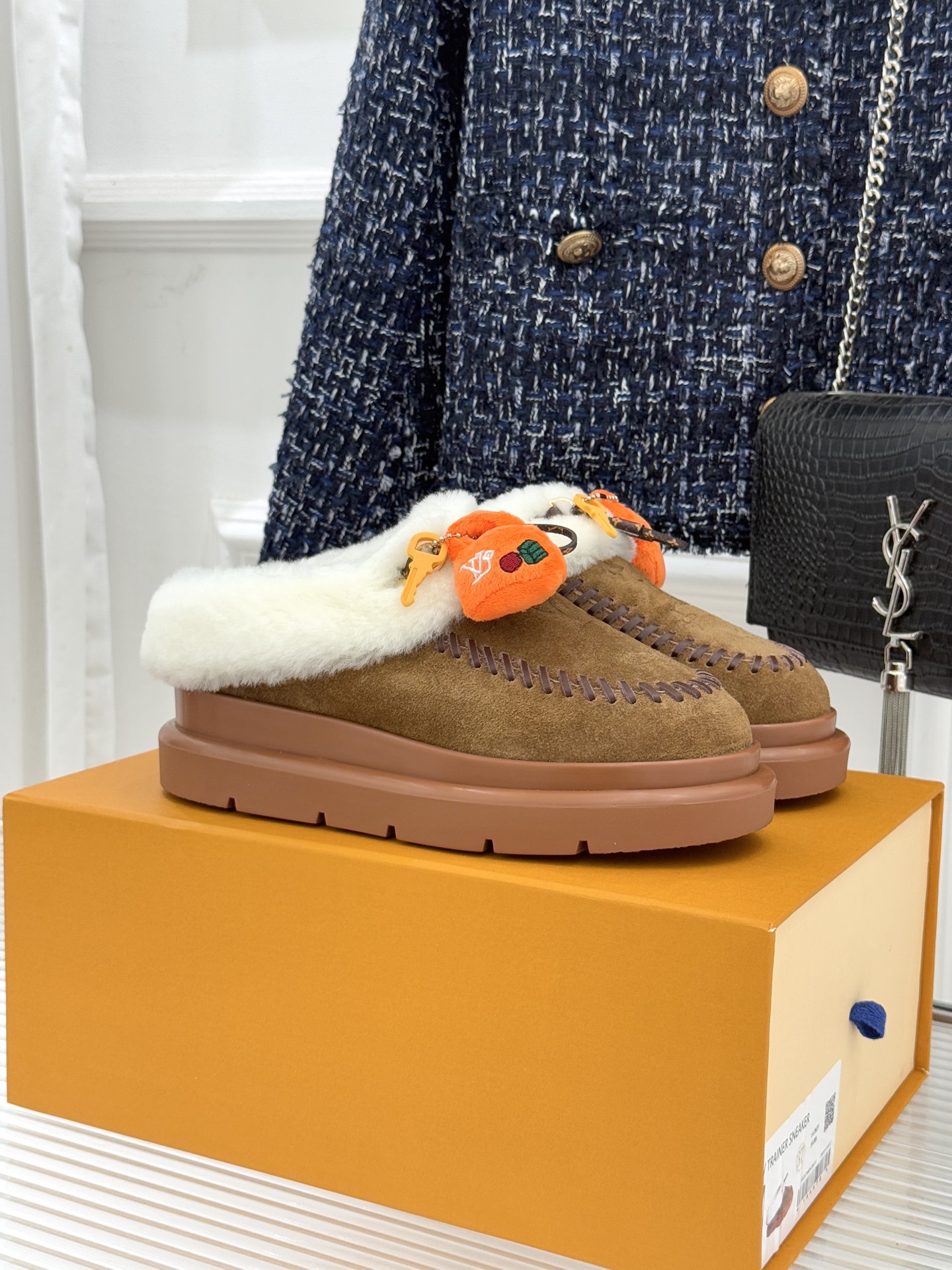 驴家25WF新品压花钥匙包包毛毛鞋答应我一定要每人来一双好嘛日常OOTD就没有它搭配不了的鞋头压花log