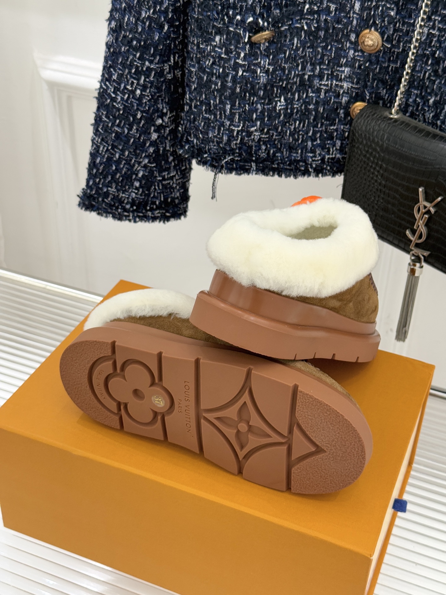 驴家25WF新品压花钥匙包包毛毛鞋答应我一定要每人来一双好嘛日常OOTD就没有它搭配不了的鞋头压花log