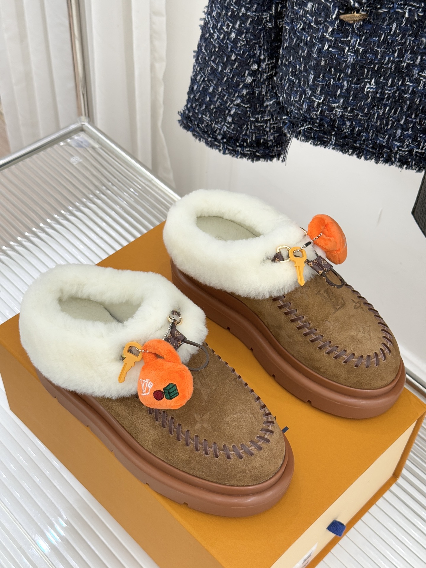 驴家25WF新品压花钥匙包包毛毛鞋答应我一定要每人来一双好嘛日常OOTD就没有它搭配不了的鞋头压花log