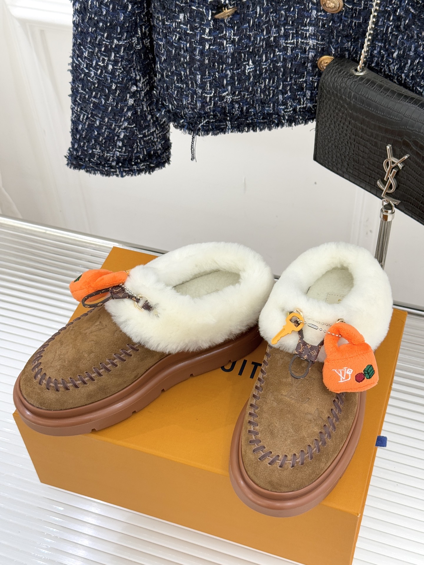 驴家25WF新品压花钥匙包包毛毛鞋答应我一定要每人来一双好嘛日常OOTD就没有它搭配不了的鞋头压花log