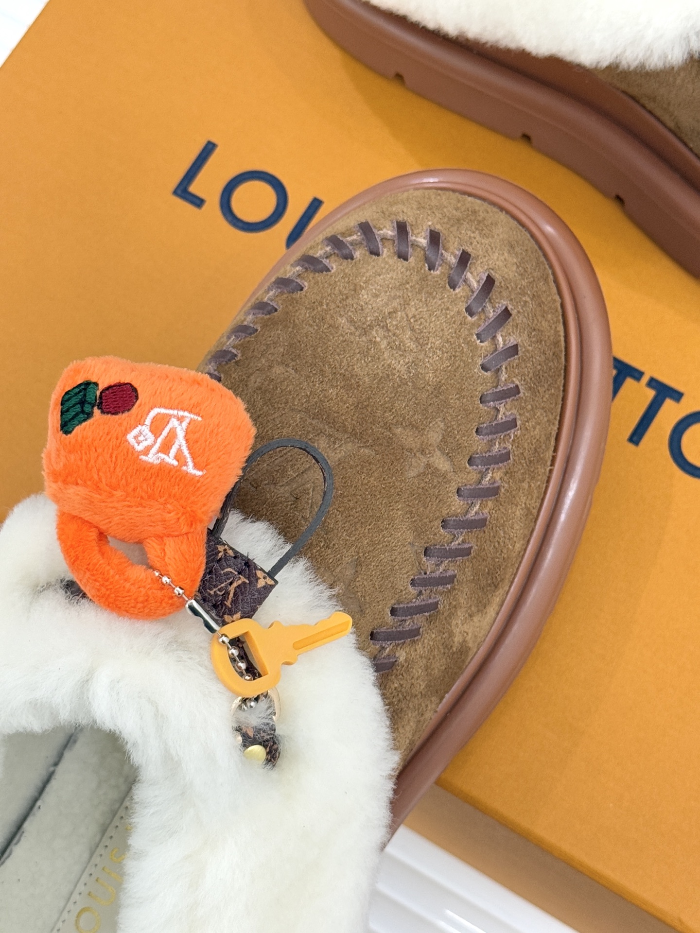 驴家25WF新品压花钥匙包包毛毛鞋答应我一定要每人来一双好嘛日常OOTD就没有它搭配不了的鞋头压花log