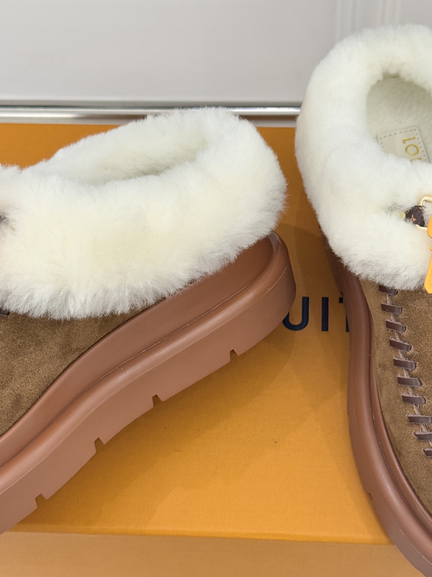 驴家25WF新品压花钥匙包包毛毛鞋答应我一定要每人来一双好嘛日常OOTD就没有它搭配不了的鞋头压花log