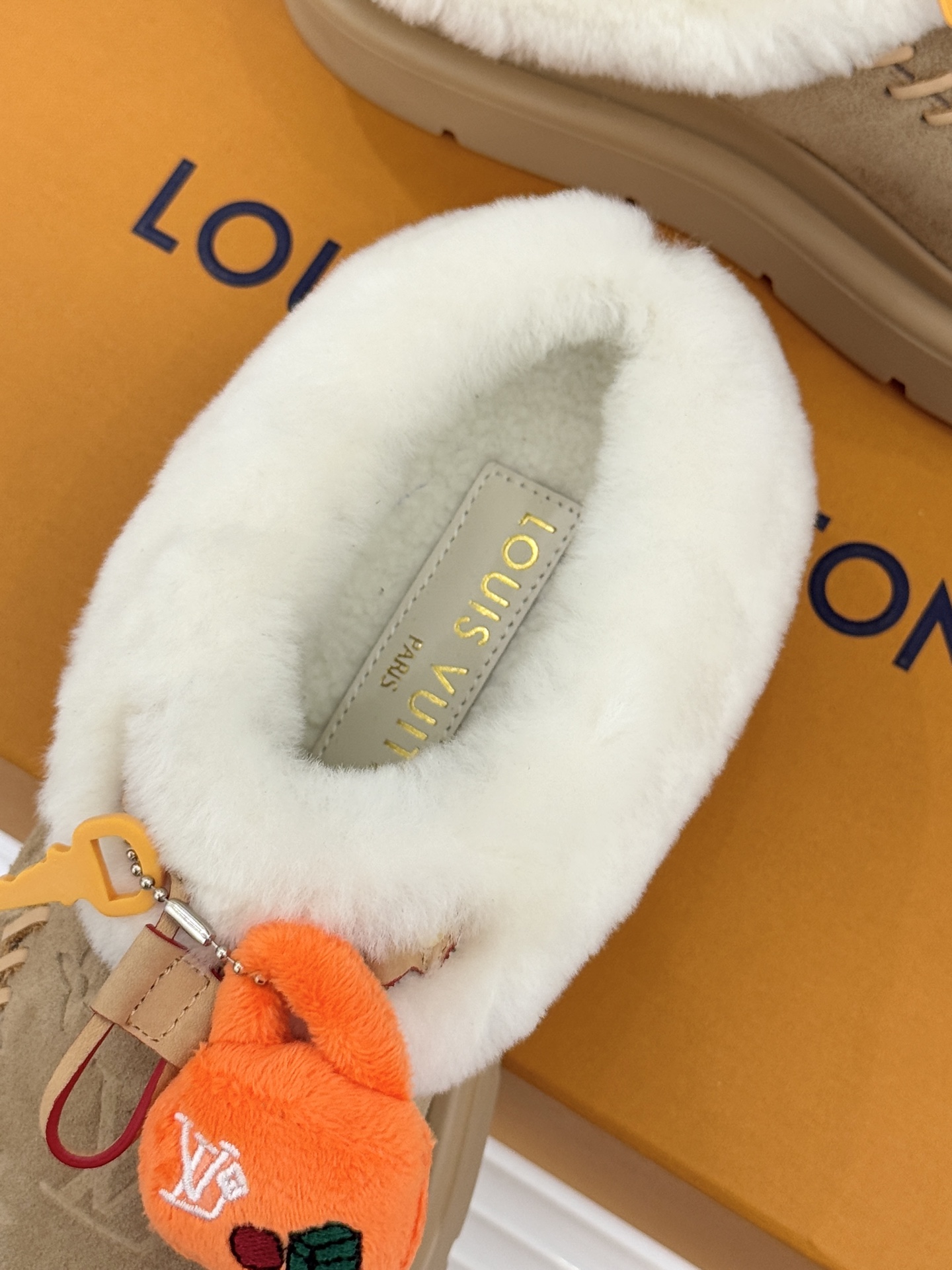 驴家25WF新品压花钥匙包包毛毛鞋答应我一定要每人来一双好嘛日常OOTD就没有它搭配不了的鞋头压花log