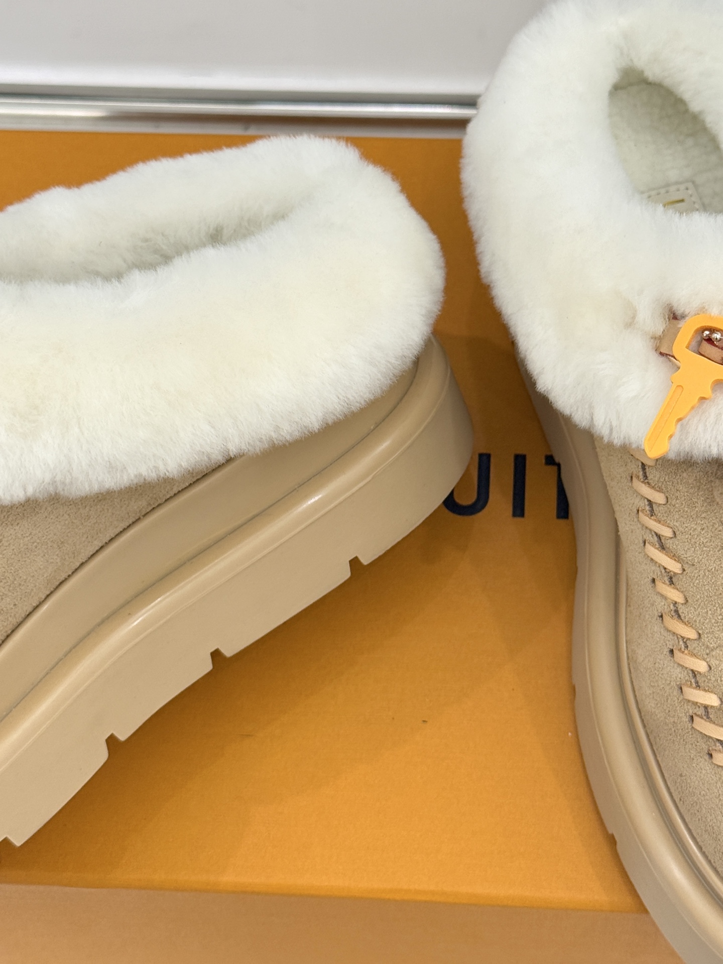 驴家25WF新品压花钥匙包包毛毛鞋答应我一定要每人来一双好嘛日常OOTD就没有它搭配不了的鞋头压花log