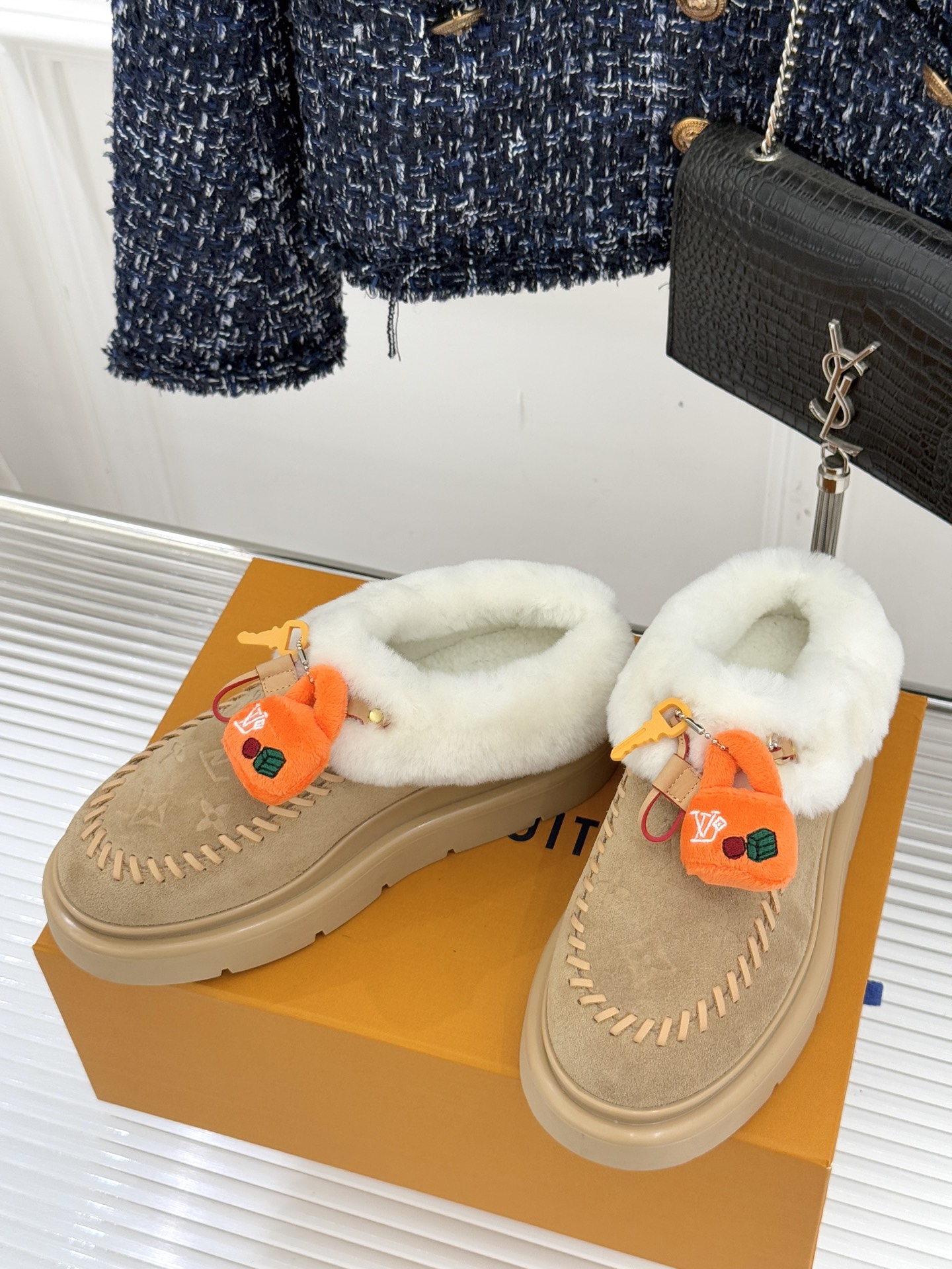 驴家25WF新品压花钥匙包包毛毛鞋答应我一定要每人来一双好嘛日常OOTD就没有它搭配不了的鞋头压花log