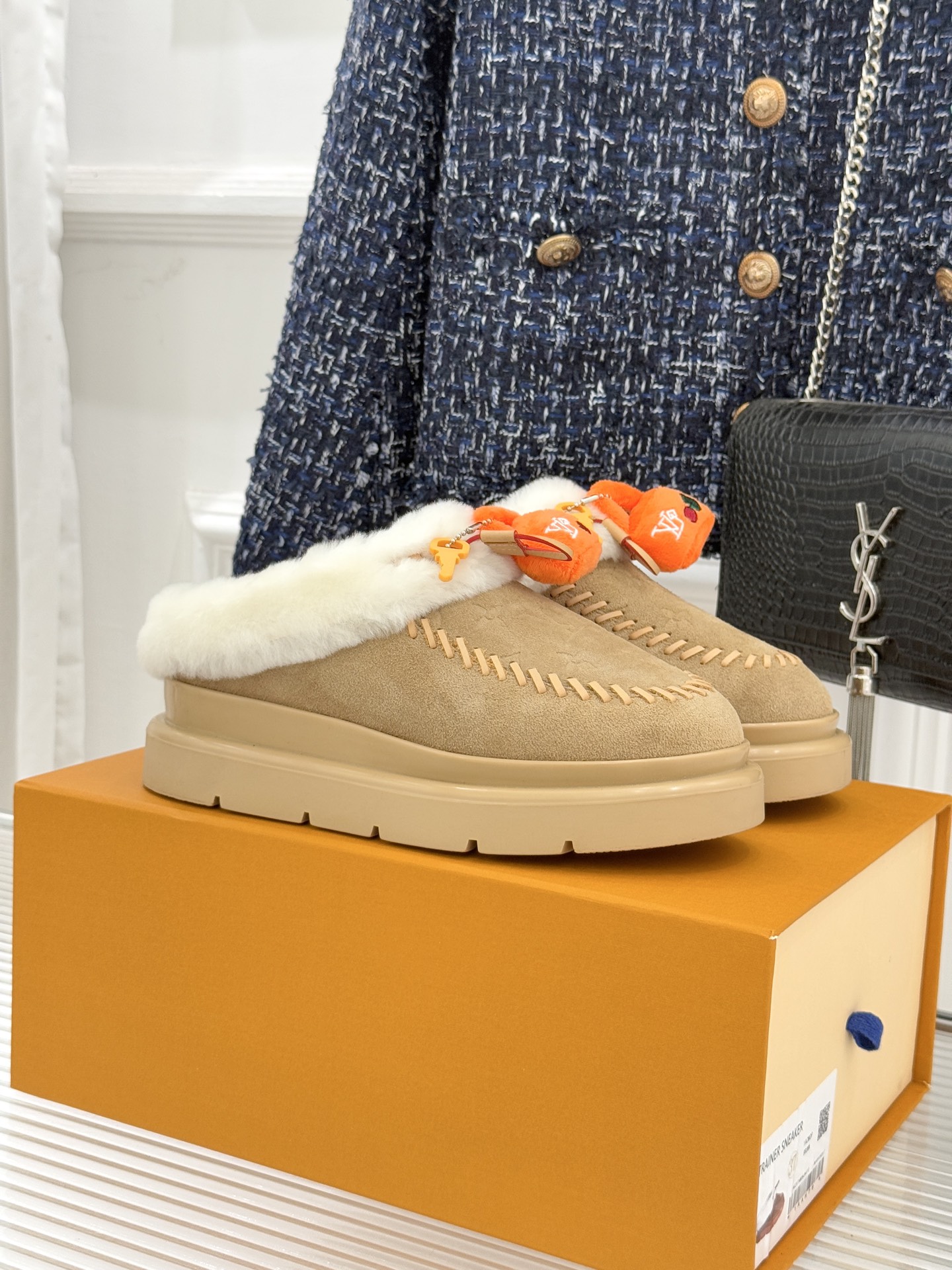 NO:594677,Lujia 25WF new embossed key bag furry shoes. Promise me that everyone will get a pair. There is nothing that can’t be matched with daily OOTD. The embossed logo on the toe is full of sophistication. The shoe style is really worthy of my recommendation for ten thousand years. It is very flattering to the foot shape. It looks cute but it is powerful when covering up the ugliness~~ I know many people will think that wearing it in winter will be cold, but in fact, paired with a pair of thick socks, it is really warm. The upper is made of original high-mercerized cowhide  The adjustable T-shaped buckle strap has a better fit on the instep. The inner lining is made of wool. The plush is soft and fine. It is a pleasure to step on it. It is so comfortable to wear barefoot. The outsole is the same as yb. It uses foam outsole. Size35-39 (customized for 40), semi-slip fur shoes, louis vuitton, louis vuitton, socks19860909驴家25WF新品压花钥匙包包毛毛鞋 答应我一定要每人来一双好嘛 日常OOTD就没有它搭配不了的 鞋头压花logo点缀尽显精致感 鞋型真的值得我推一万年 非常修饰脚型 看着呆萌但是遮丑起来却是实力派哦～～ 我知道很有多亲还会觉得冬天穿会冷 但其实配双厚袜子真的还蛮保暖的 鞋面采用原版高丝光牛绒 可调节T字扣带 对脚背的贴合度要更高些 内里选用羊毛一体内里垫脚 绒毛柔软细腻 一脚踩下去是种享受 尤其是光脚穿太舒服了 大底和yb一致采用发泡大底 Size35-39（40定制）,半拖毛毛鞋,louis vuitton,louis vuitton,socks,Women's Shoes