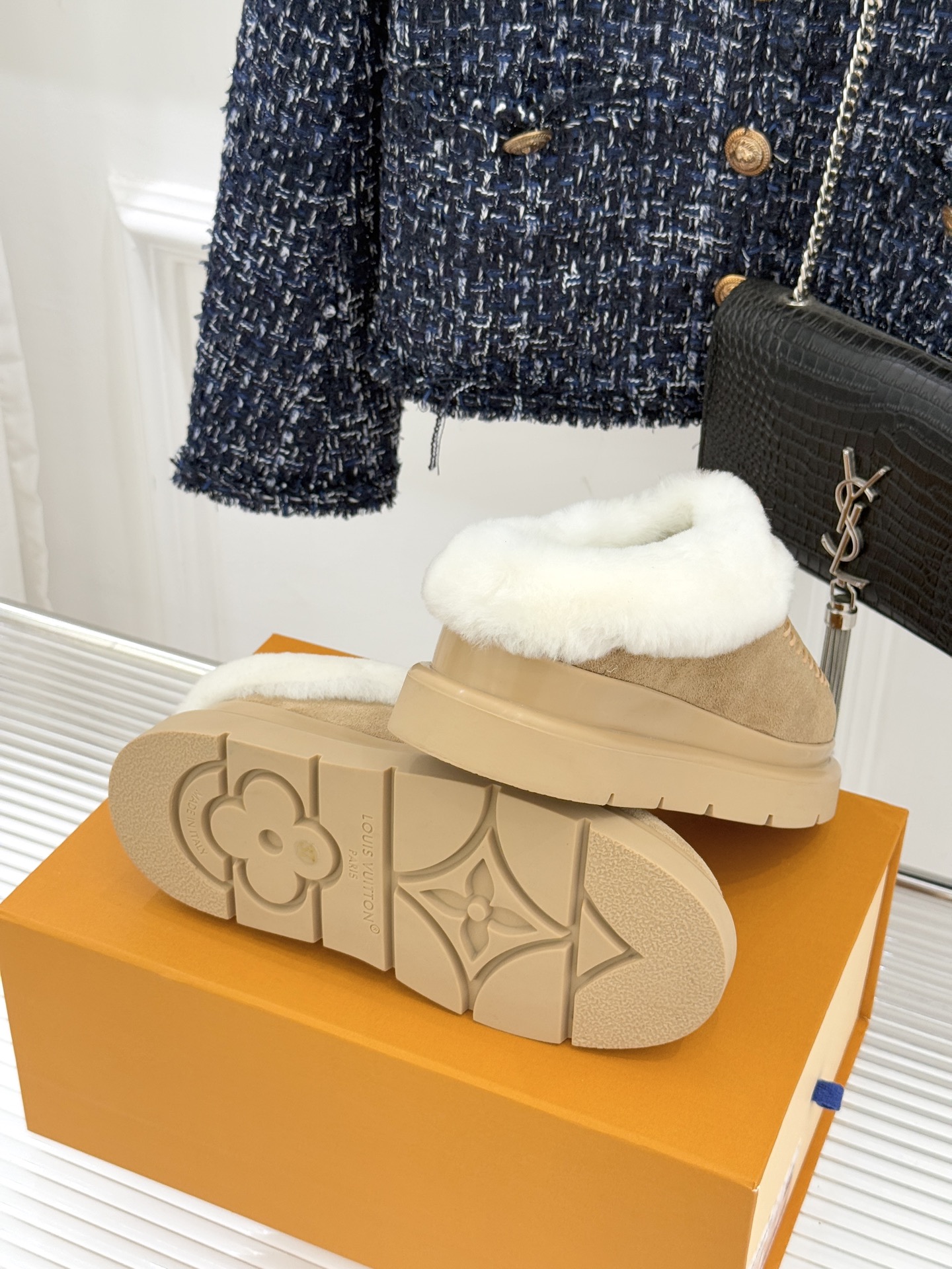 驴家25WF新品压花钥匙包包毛毛鞋答应我一定要每人来一双好嘛日常OOTD就没有它搭配不了的鞋头压花log