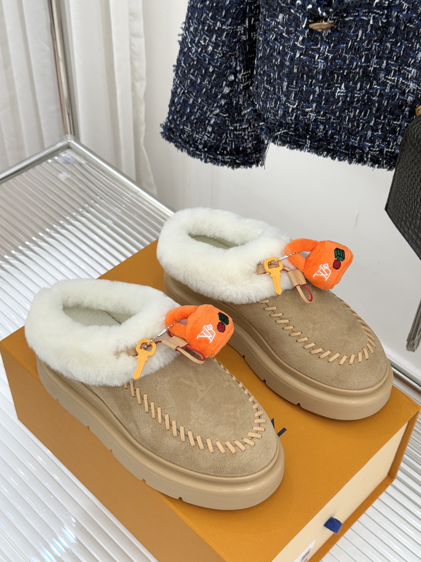 驴家25WF新品压花钥匙包包毛毛鞋答应我一定要每人来一双好嘛日常OOTD就没有它搭配不了的鞋头压花log