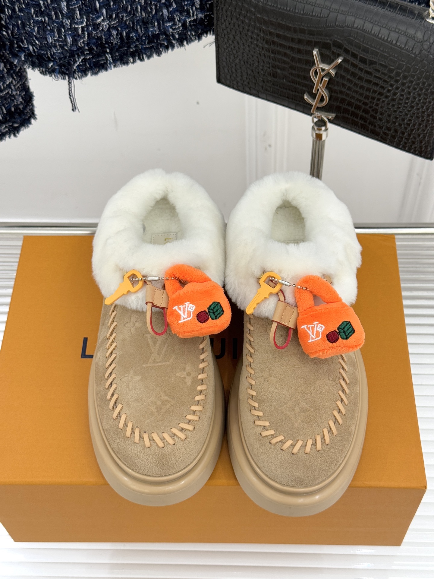 驴家25WF新品压花钥匙包包毛毛鞋答应我一定要每人来一双好嘛日常OOTD就没有它搭配不了的鞋头压花log