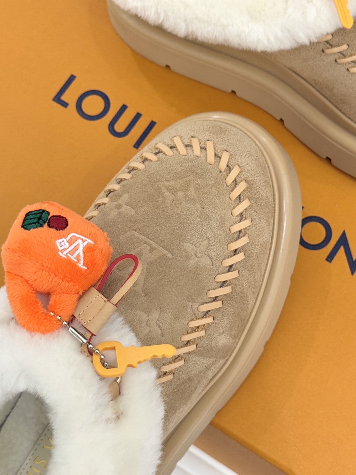 驴家25WF新品压花钥匙包包毛毛鞋答应我一定要每人来一双好嘛日常OOTD就没有它搭配不了的鞋头压花log