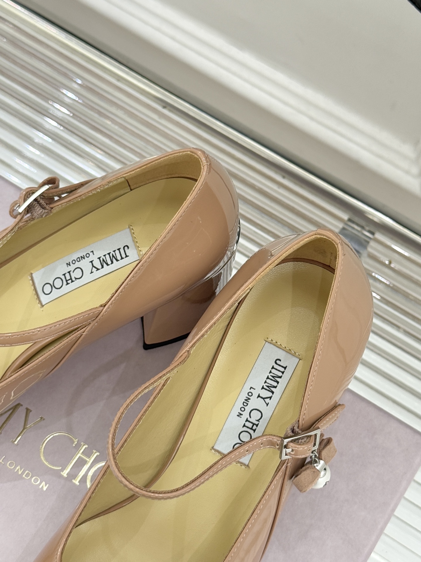 Jimmy Choo｜周仰杰经典珍珠粗跟玛丽珍单鞋JC家永恒经典之作 简约设计‼️满满的少女风 既摩登又