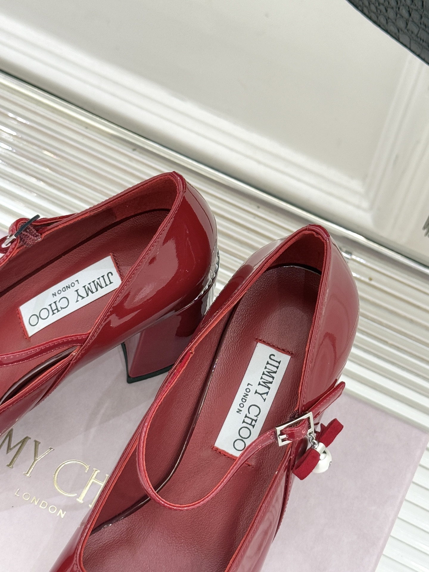 Jimmy Choo｜周仰杰经典珍珠粗跟玛丽珍单鞋JC家永恒经典之作 简约设计‼️满满的少女风 既摩登又