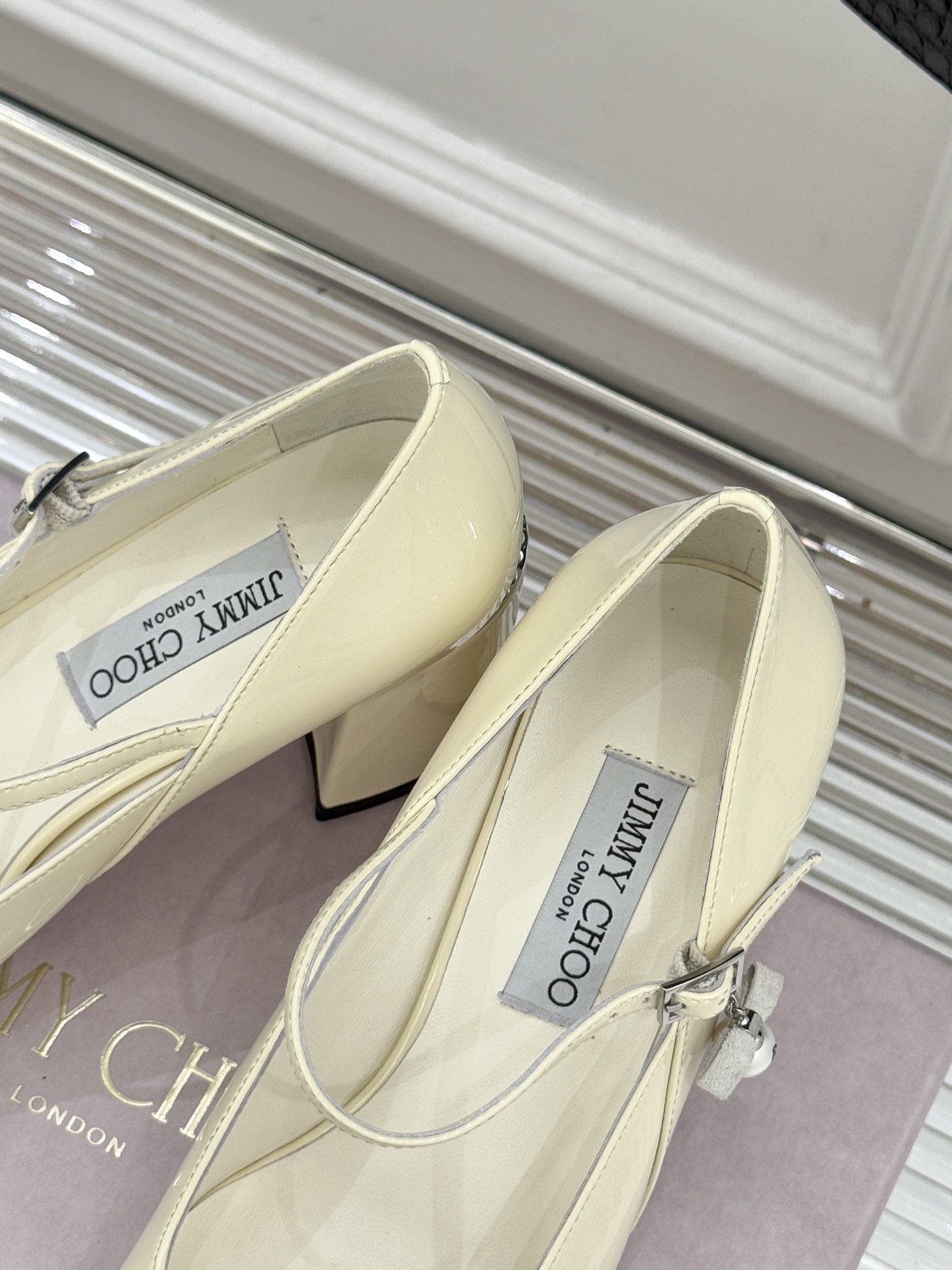 Jimmy Choo｜周仰杰经典珍珠粗跟玛丽珍单鞋JC家永恒经典之作 简约设计‼️满满的少女风 既摩登又