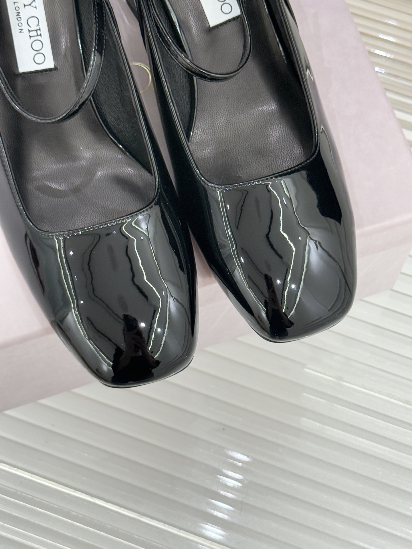 Jimmy Choo｜周仰杰经典珍珠粗跟玛丽珍单鞋JC家永恒经典之作 简约设计‼️满满的少女风 既摩登又