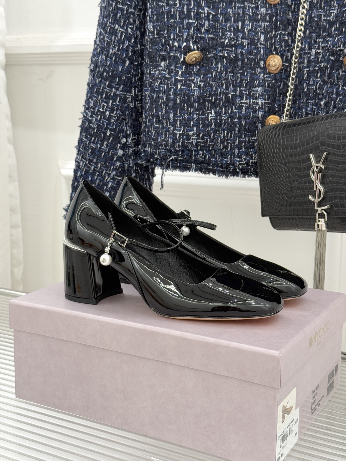 NO:594668,Jimmy Choo | Jimmy Choo's classic pearl block heels Mary Jane shoes JC's timeless classics Simple design Full of girly style Modern and retro taste The overall version has no fancy matching design It can be the finishing touch for a very simple dress or jeans The upper is made of imported calf patent leather, the lining is imported mixed sheepskin, and the Italian imported cowhide outsole  Size 35-39 (customized 34/40/41), high heels, jimmy choo, chanel, mary jane, high heels, skirts, jeans, cowhide, sheepskin19860909Jimmy Choo｜周仰杰经典珍珠粗跟 玛丽珍单鞋 JC家永恒经典之作 简约设计 满满的少女风 既摩登又复古的味道 整体版型没有什么花里胡哨的搭配设计 非常的简连衣裙还是牛仔裤  它都能成为点睛之笔 鞋面采用进口小牛漆皮 内里进口混种羊皮 意大利进口牛皮大底 码数35-39（34/40/41定制）,高跟鞋单鞋,jimmy choo,chanel,mary jane,high heels,skirts,jeans,cowhide,sheepskin,Women's Shoes
