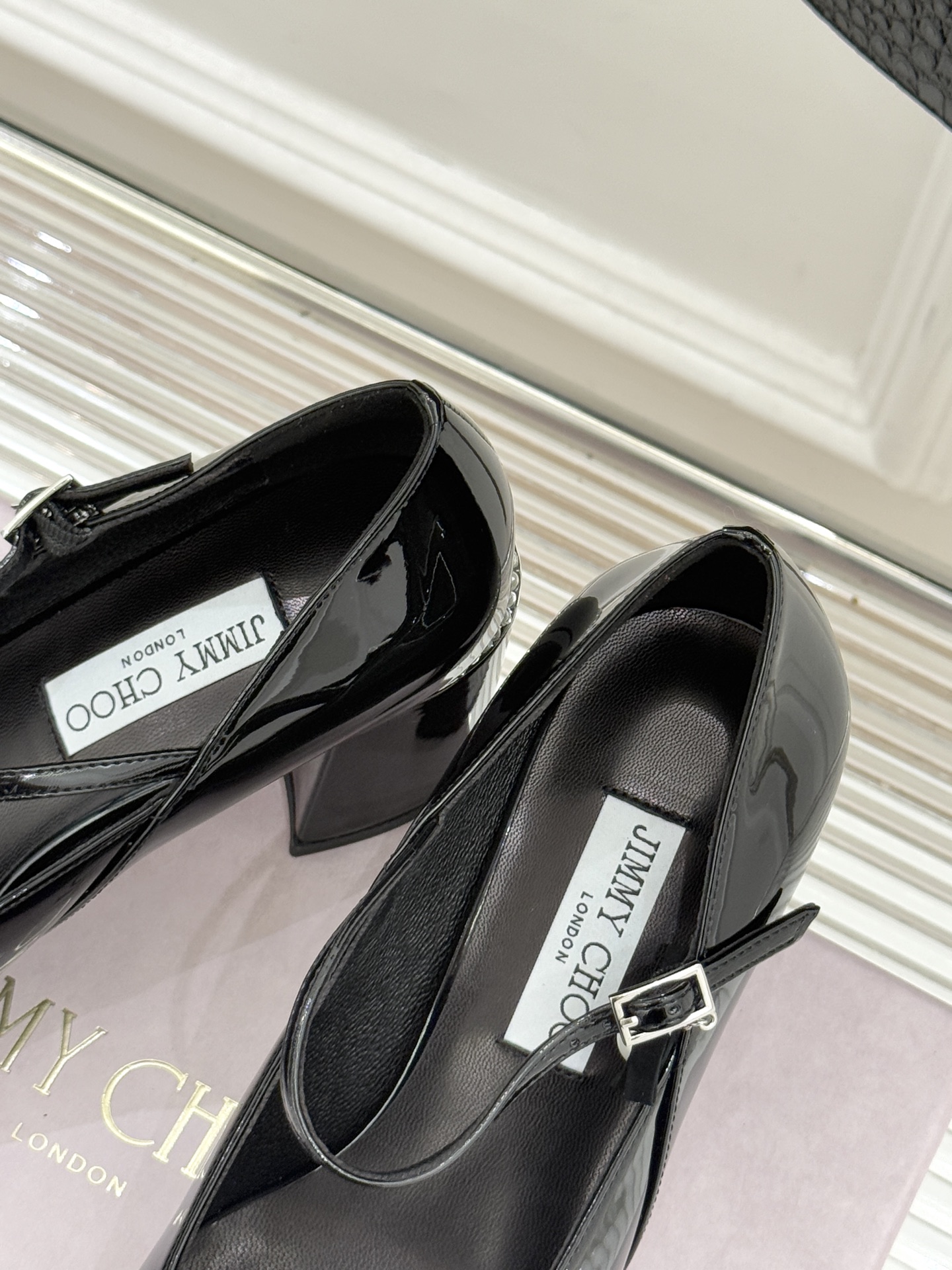 Jimmy Choo｜周仰杰经典珍珠粗跟玛丽珍单鞋JC家永恒经典之作 简约设计‼️满满的少女风 既摩登又