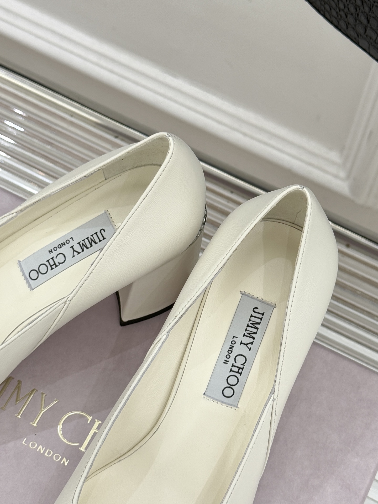 Jimmy Choo｜周仰杰经典拼色粗跟单鞋JC家永恒经典之作 简约设计‼️满满的少女风 既摩登又复古的