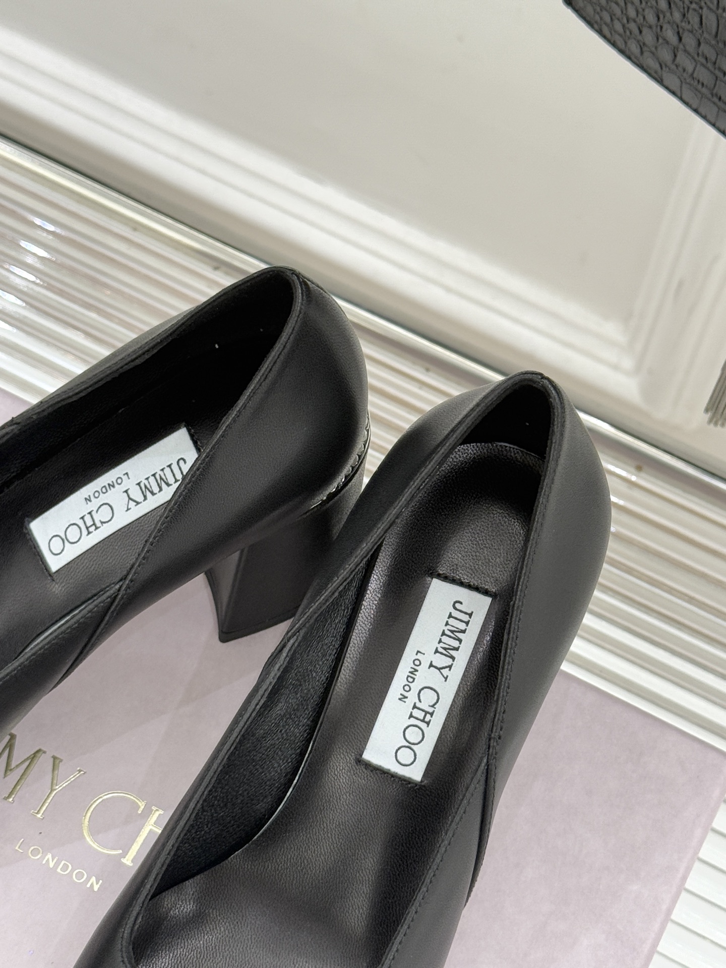 Jimmy Choo｜周仰杰经典拼色粗跟单鞋JC家永恒经典之作 简约设计‼️满满的少女风 既摩登又复古的