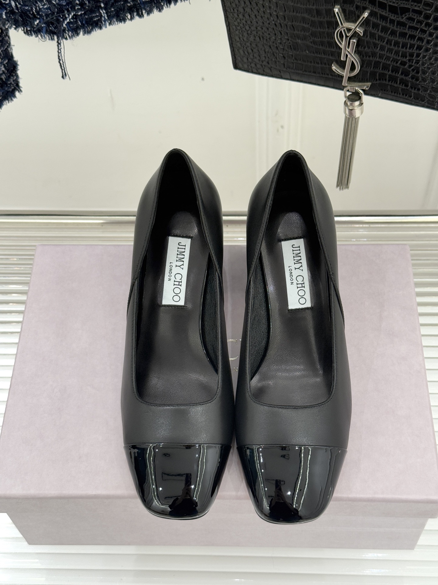 Jimmy Choo｜周仰杰经典拼色粗跟单鞋JC家永恒经典之作 简约设计‼️满满的少女风 既摩登又复古的