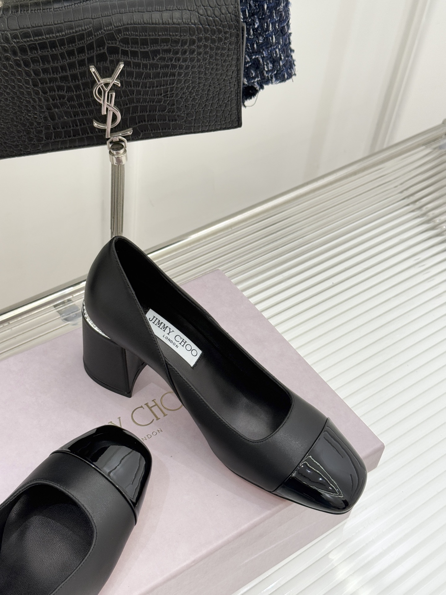 Jimmy Choo｜周仰杰经典拼色粗跟单鞋JC家永恒经典之作 简约设计‼️满满的少女风 既摩登又复古的