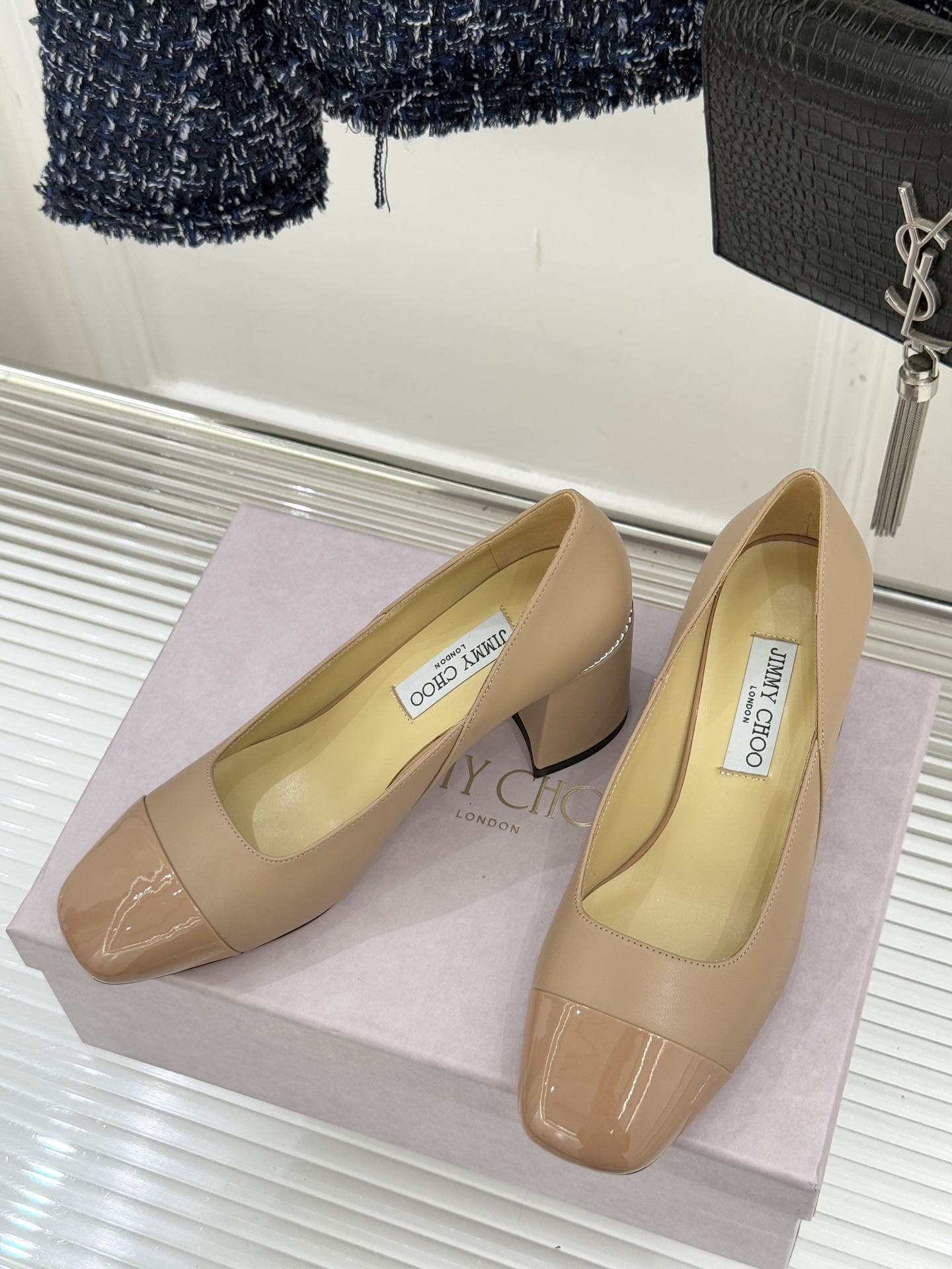 Jimmy Choo｜周仰杰经典拼色粗跟单鞋JC家永恒经典之作 简约设计‼️满满的少女风 既摩登又复古的