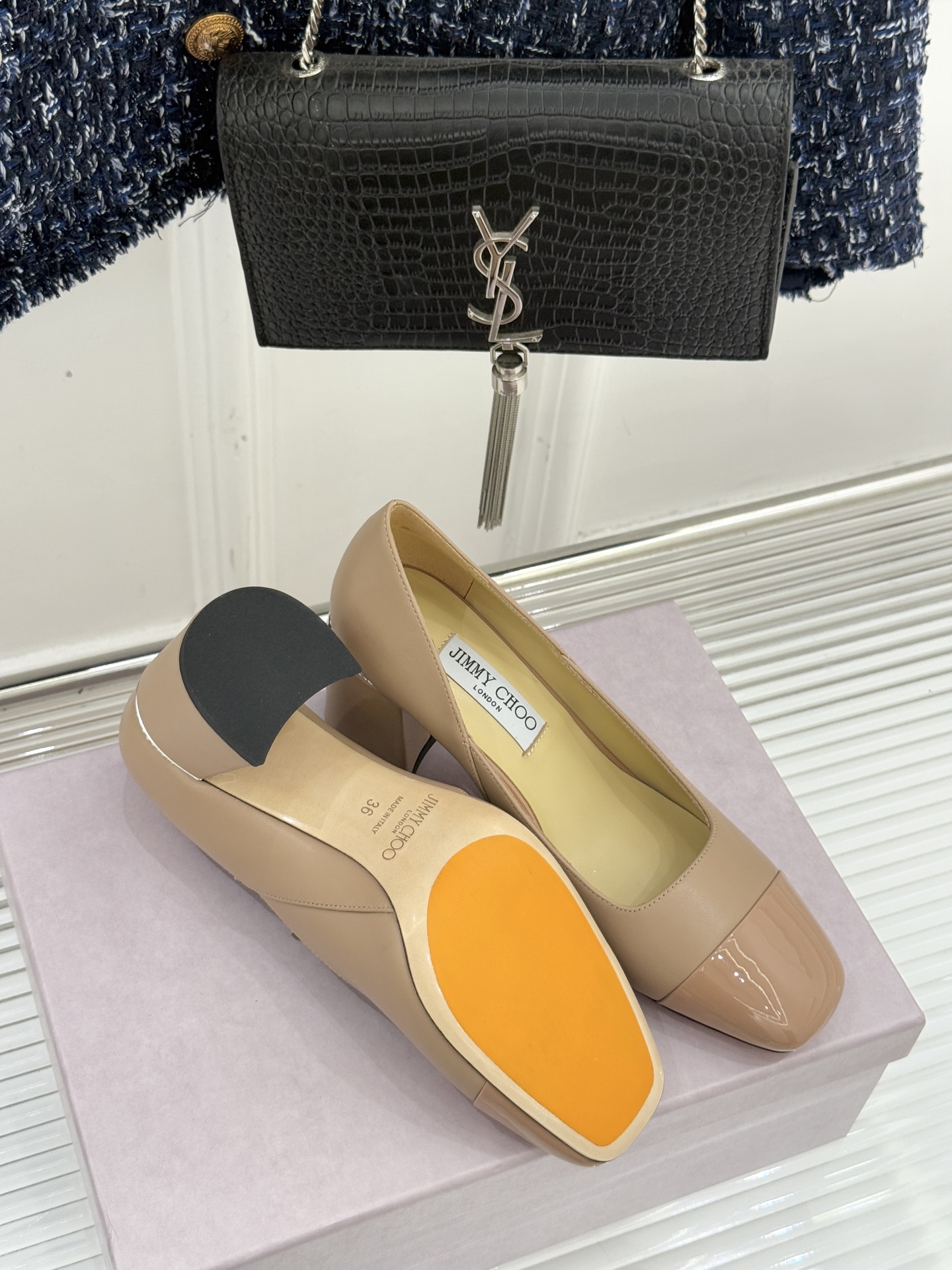 Jimmy Choo｜周仰杰经典拼色粗跟单鞋JC家永恒经典之作 简约设计‼️满满的少女风 既摩登又复古的