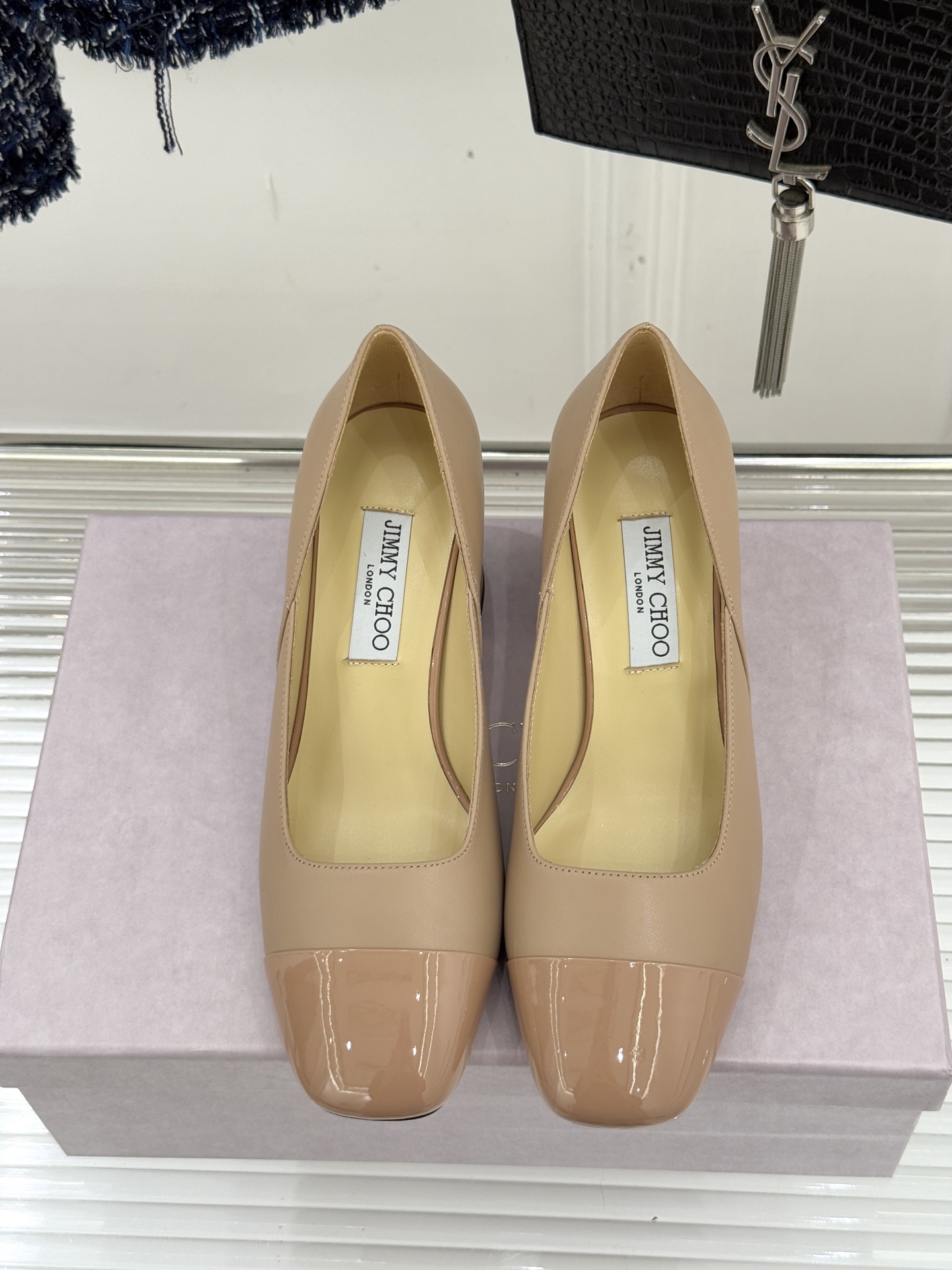 Jimmy Choo｜周仰杰经典拼色粗跟单鞋JC家永恒经典之作 简约设计‼️满满的少女风 既摩登又复古的