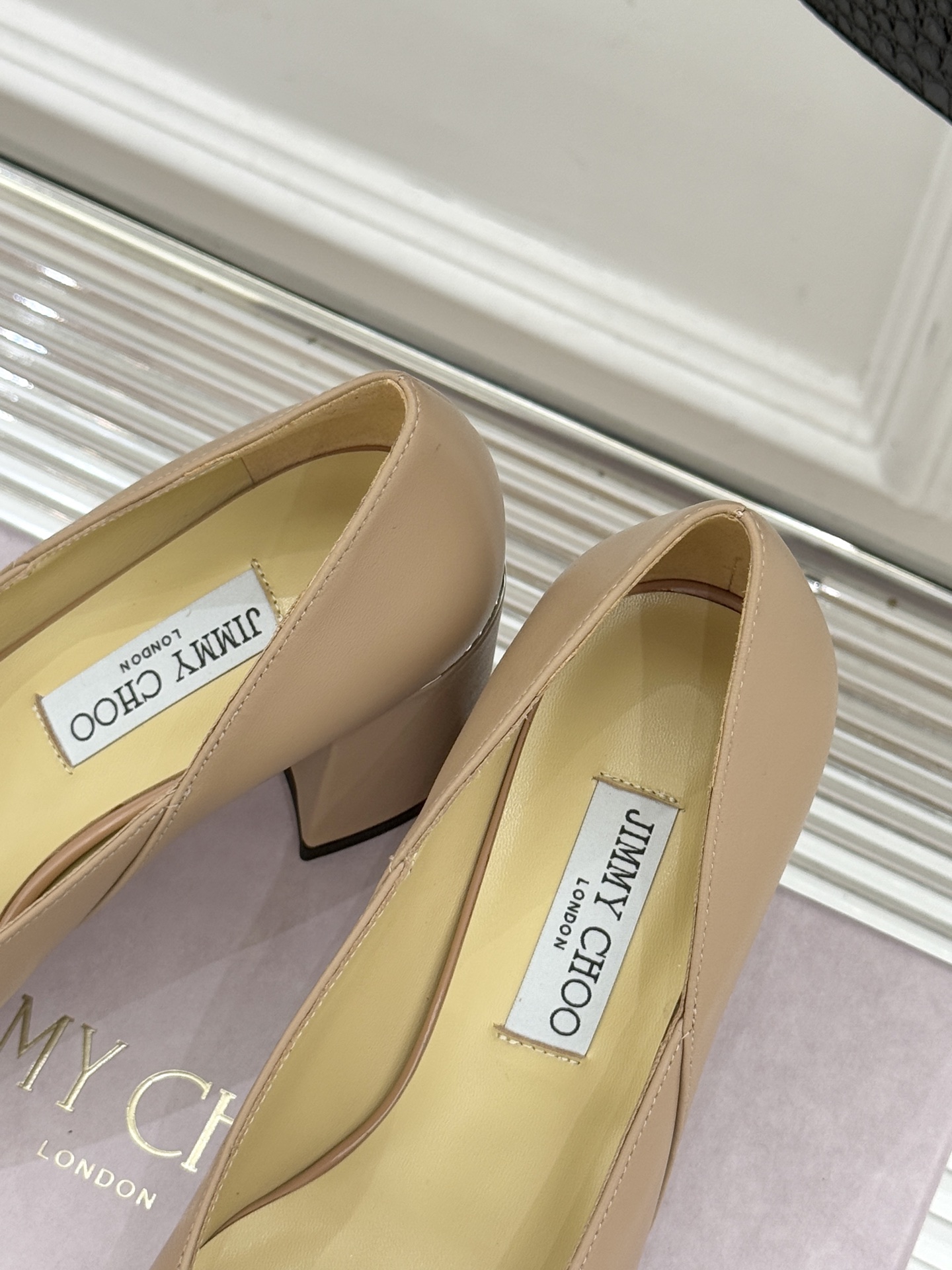 Jimmy Choo｜周仰杰经典拼色粗跟单鞋JC家永恒经典之作 简约设计‼️满满的少女风 既摩登又复古的