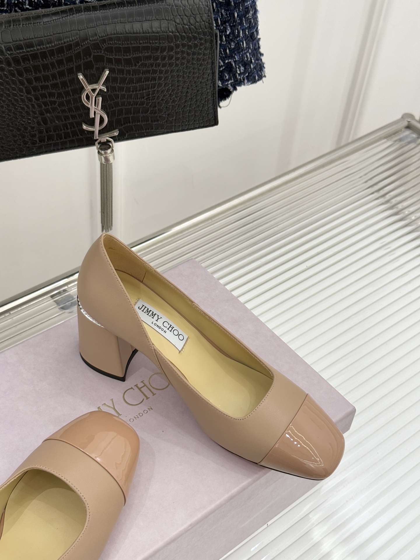 Jimmy Choo｜周仰杰经典拼色粗跟单鞋JC家永恒经典之作 简约设计‼️满满的少女风 既摩登又复古的