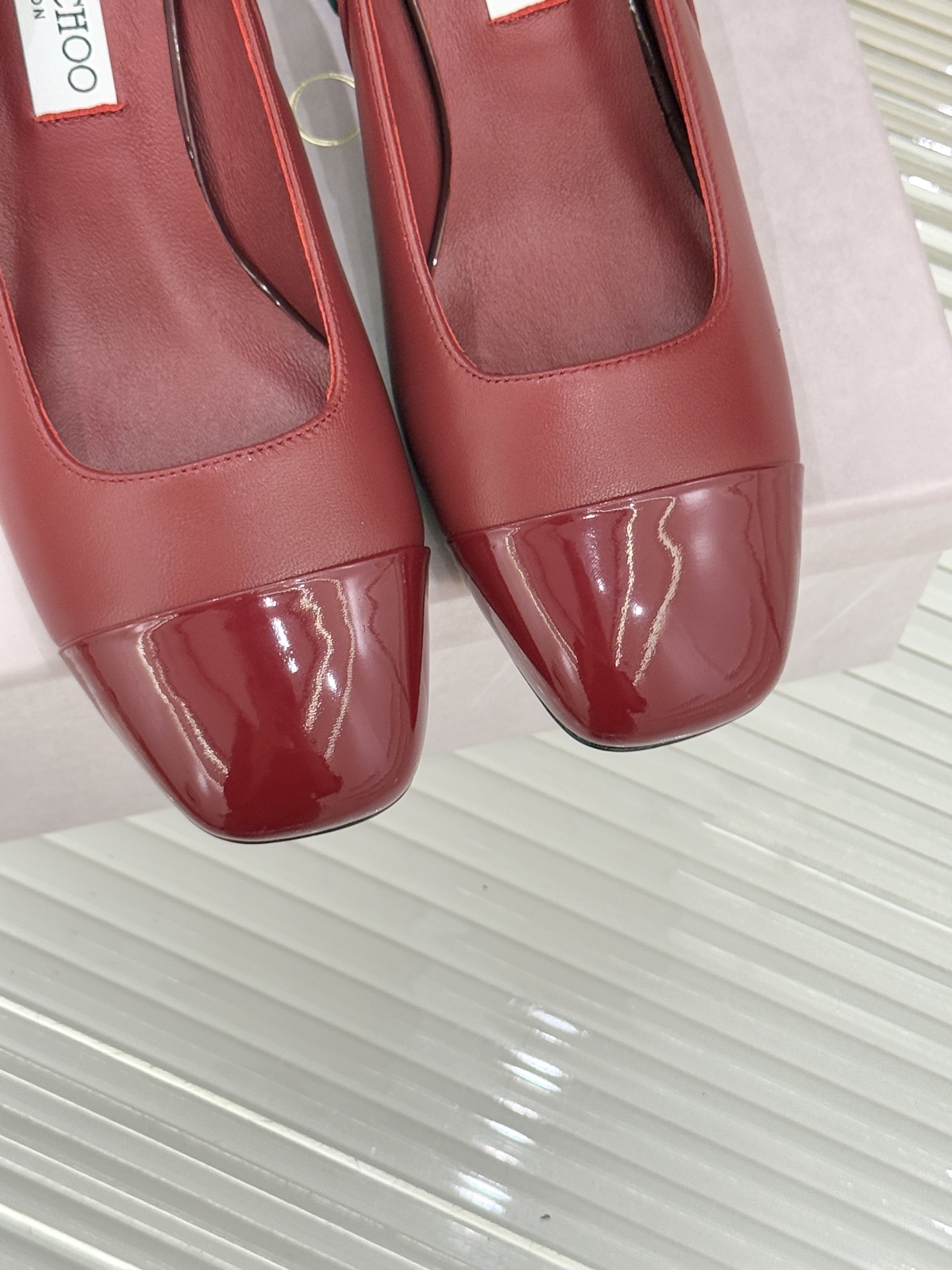 Jimmy Choo｜周仰杰经典拼色粗跟单鞋JC家永恒经典之作 简约设计‼️满满的少女风 既摩登又复古的