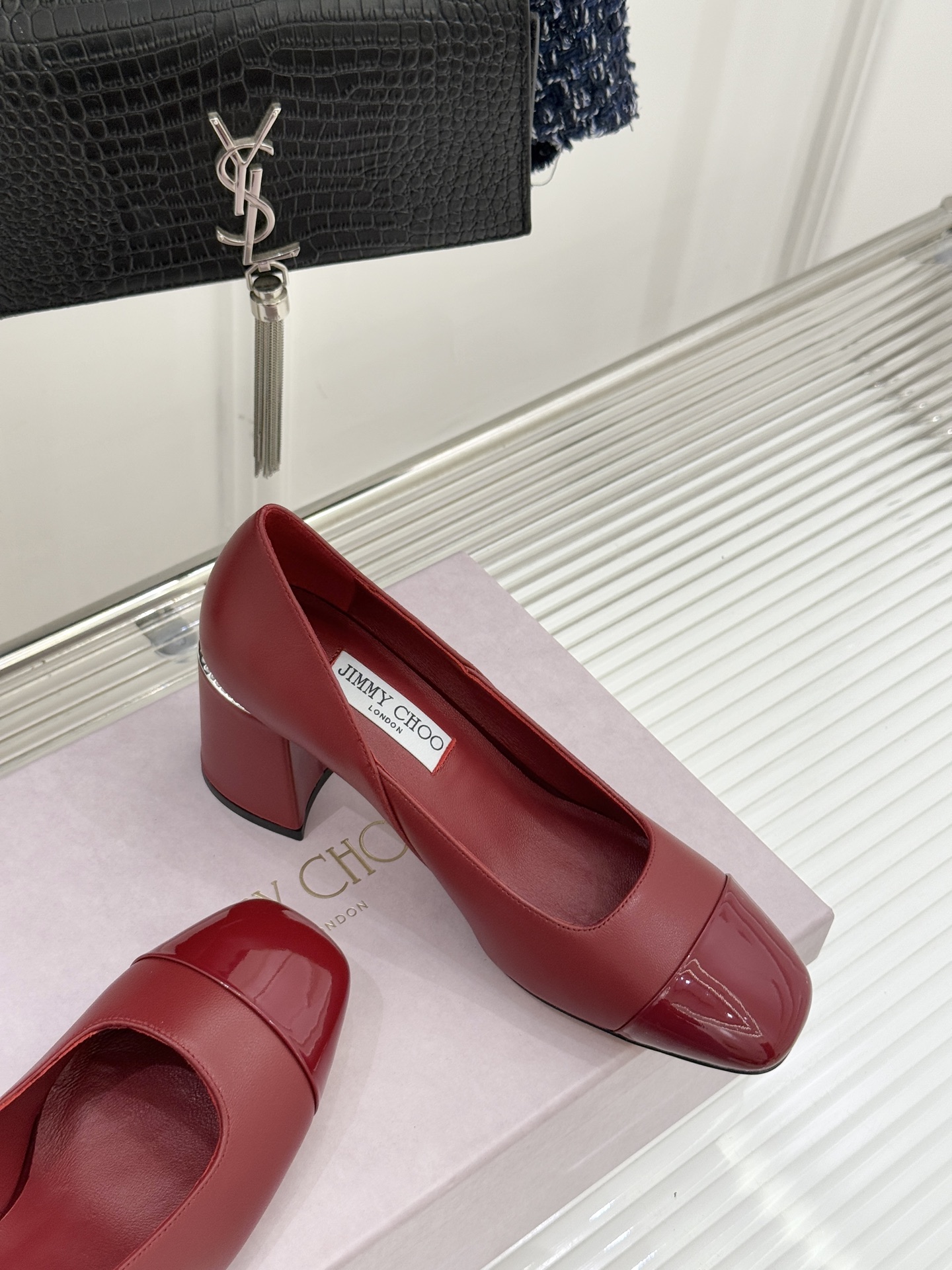 Jimmy Choo｜周仰杰经典拼色粗跟单鞋JC家永恒经典之作 简约设计‼️满满的少女风 既摩登又复古的