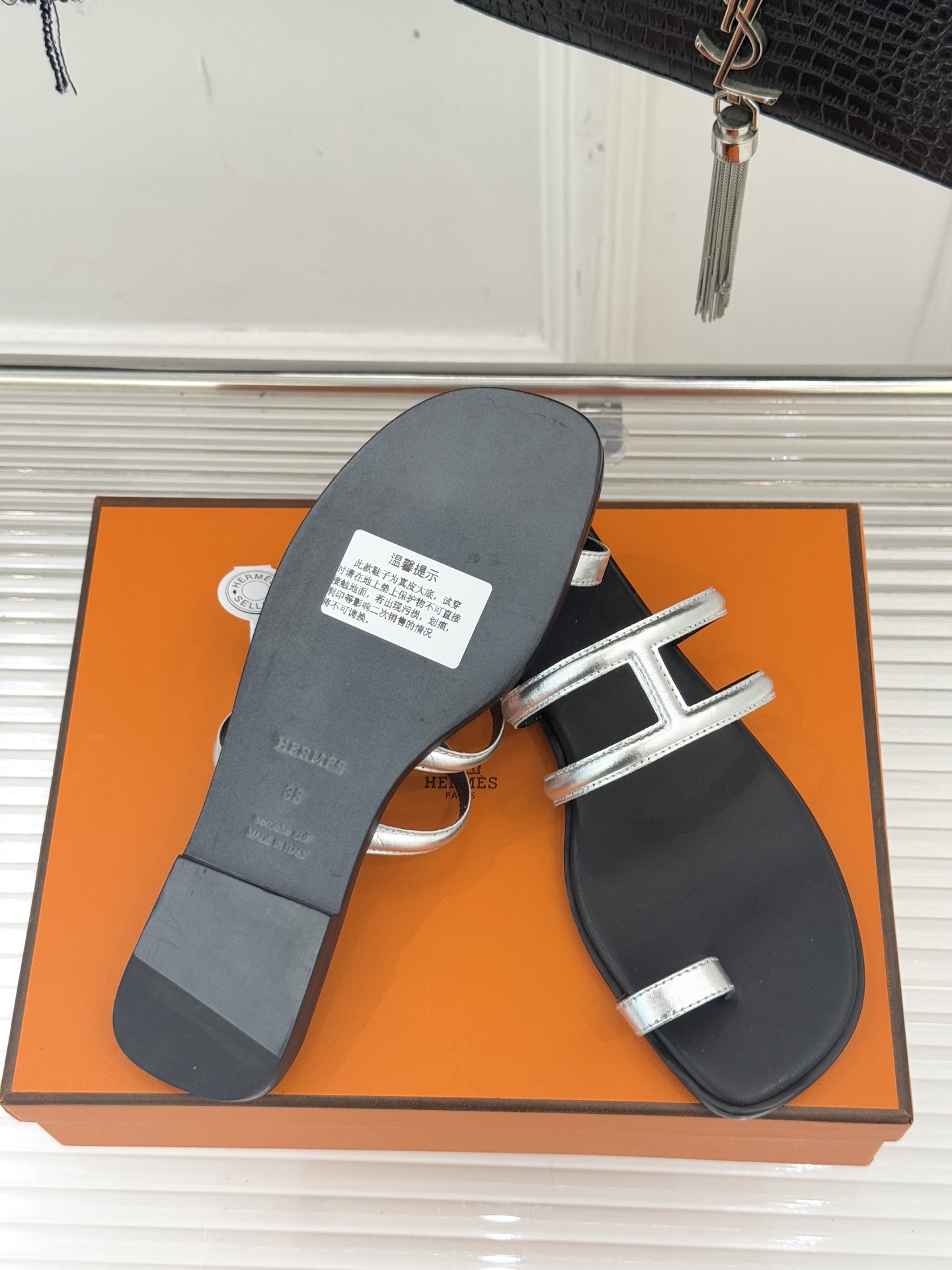 顶版 （配原版飞机盒）Hermès/爱马仕经典镂空猪鼻子夹脚拖鞋标志性的猪鼻子镂空设计俏皮吸睛在简约中彰