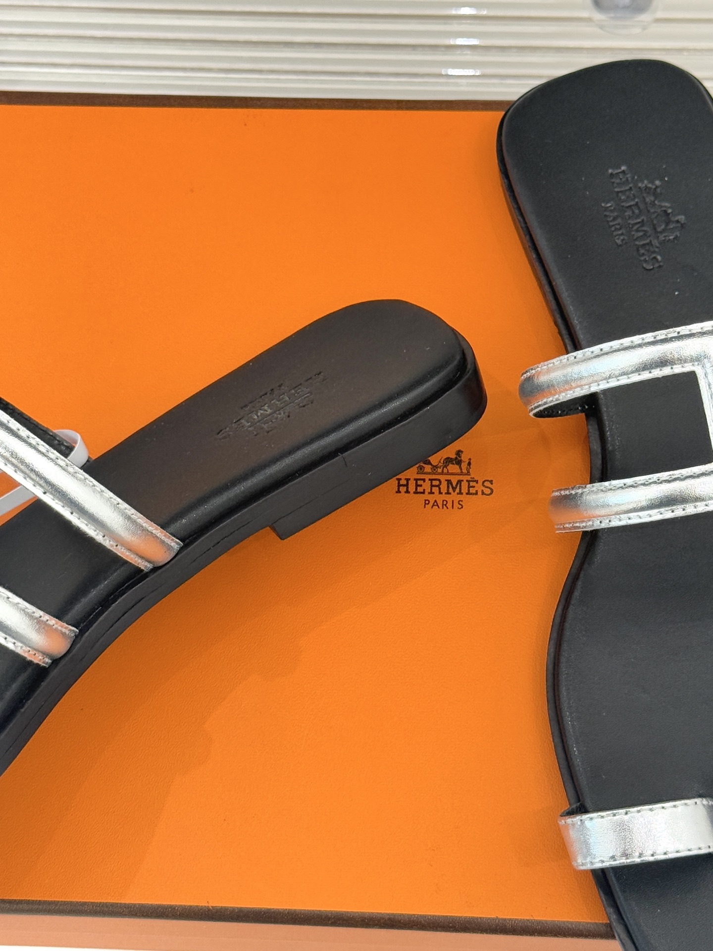 顶版 （配原版飞机盒）Hermès/爱马仕经典镂空猪鼻子夹脚拖鞋标志性的猪鼻子镂空设计俏皮吸睛在简约中彰