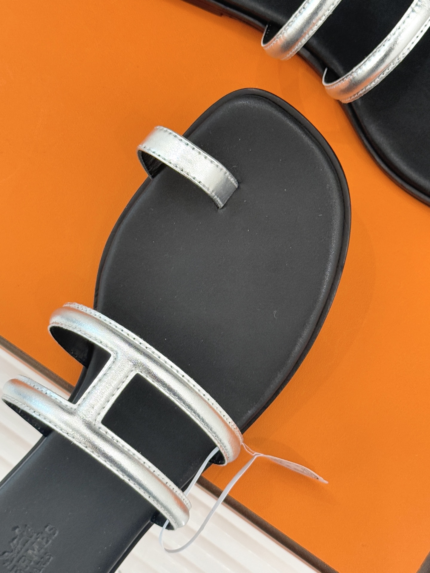 顶版 （配原版飞机盒）Hermès/爱马仕经典镂空猪鼻子夹脚拖鞋标志性的猪鼻子镂空设计俏皮吸睛在简约中彰