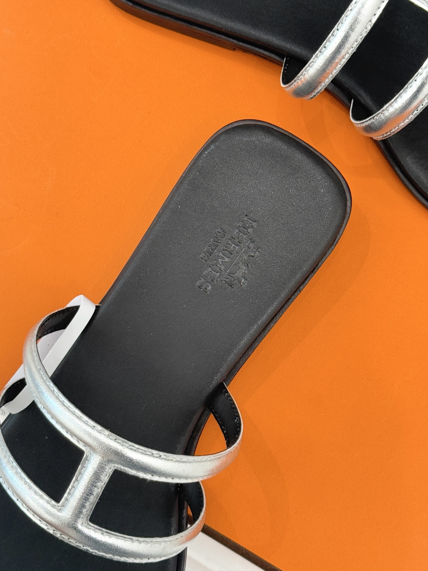 顶版 （配原版飞机盒）Hermès/爱马仕经典镂空猪鼻子夹脚拖鞋标志性的猪鼻子镂空设计俏皮吸睛在简约中彰