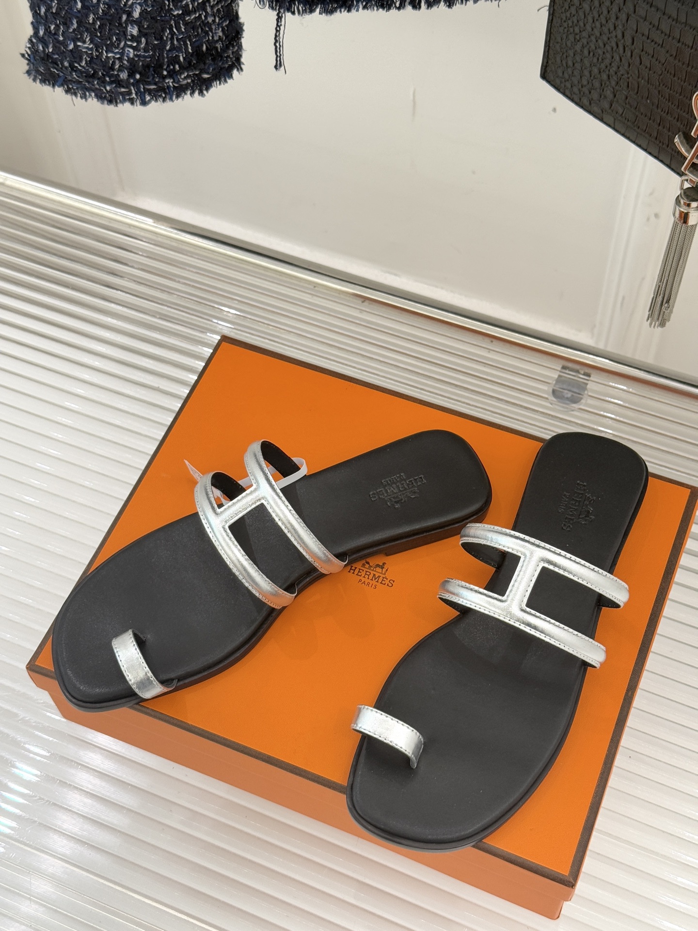 顶版 （配原版飞机盒）Hermès/爱马仕经典镂空猪鼻子夹脚拖鞋标志性的猪鼻子镂空设计俏皮吸睛在简约中彰