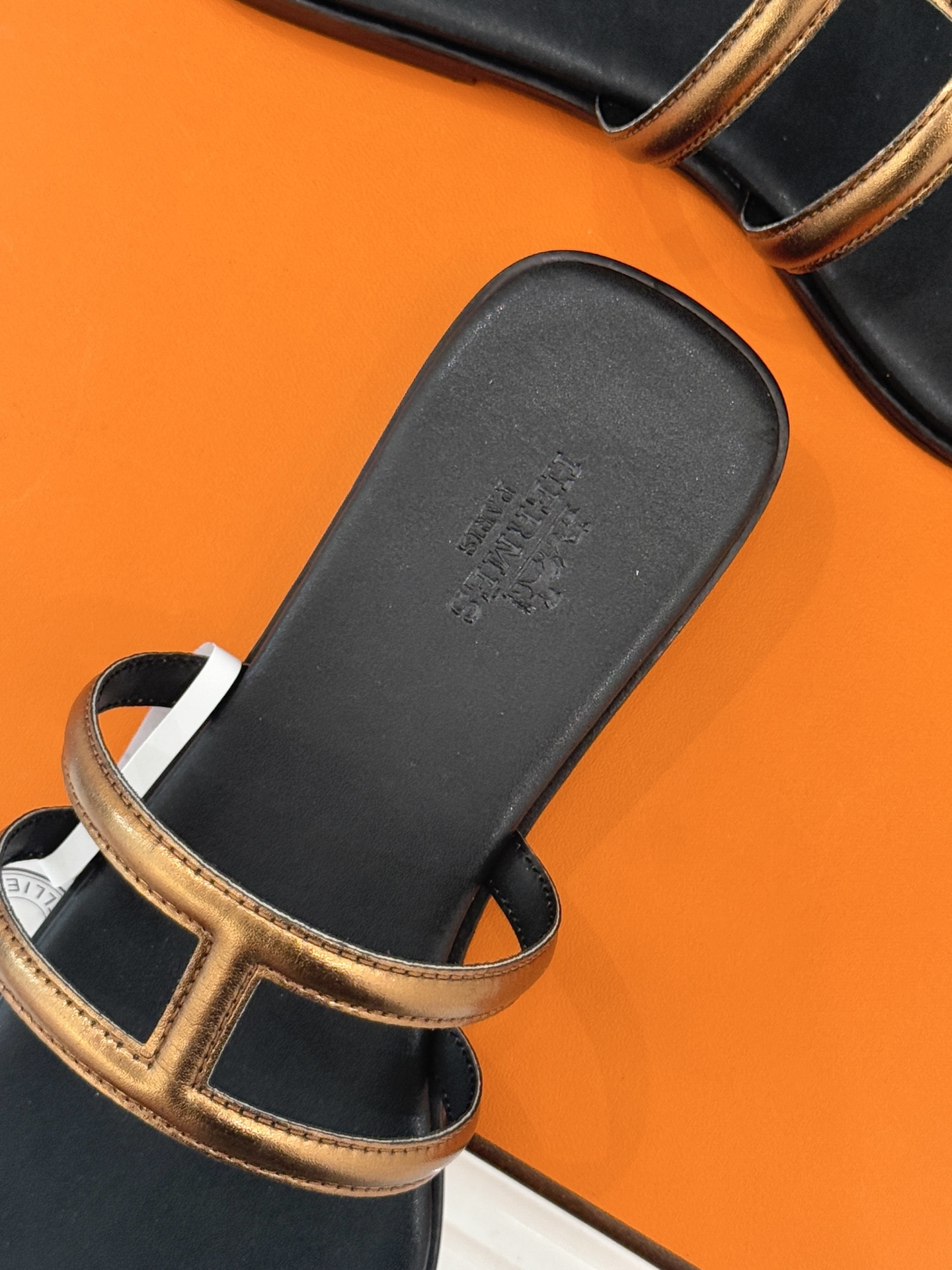 顶版 （配原版飞机盒）Hermès/爱马仕经典镂空猪鼻子夹脚拖鞋标志性的猪鼻子镂空设计俏皮吸睛在简约中彰