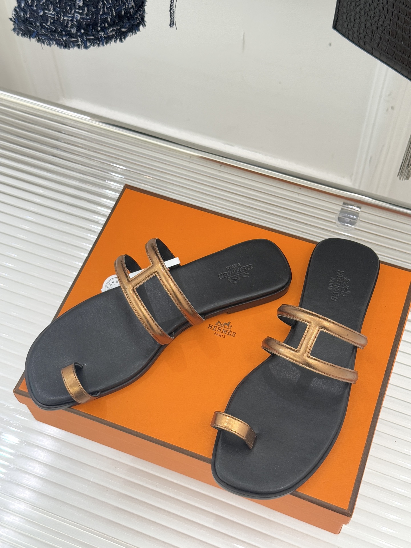 顶版 （配原版飞机盒）Hermès/爱马仕经典镂空猪鼻子夹脚拖鞋标志性的猪鼻子镂空设计俏皮吸睛在简约中彰