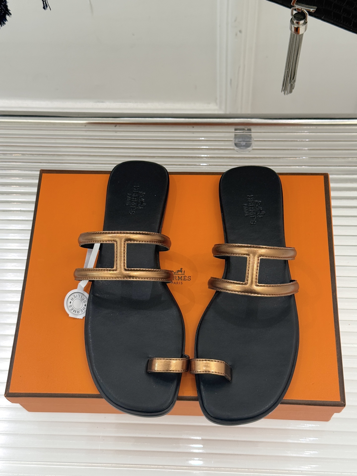 顶版 （配原版飞机盒）Hermès/爱马仕经典镂空猪鼻子夹脚拖鞋标志性的猪鼻子镂空设计俏皮吸睛在简约中彰