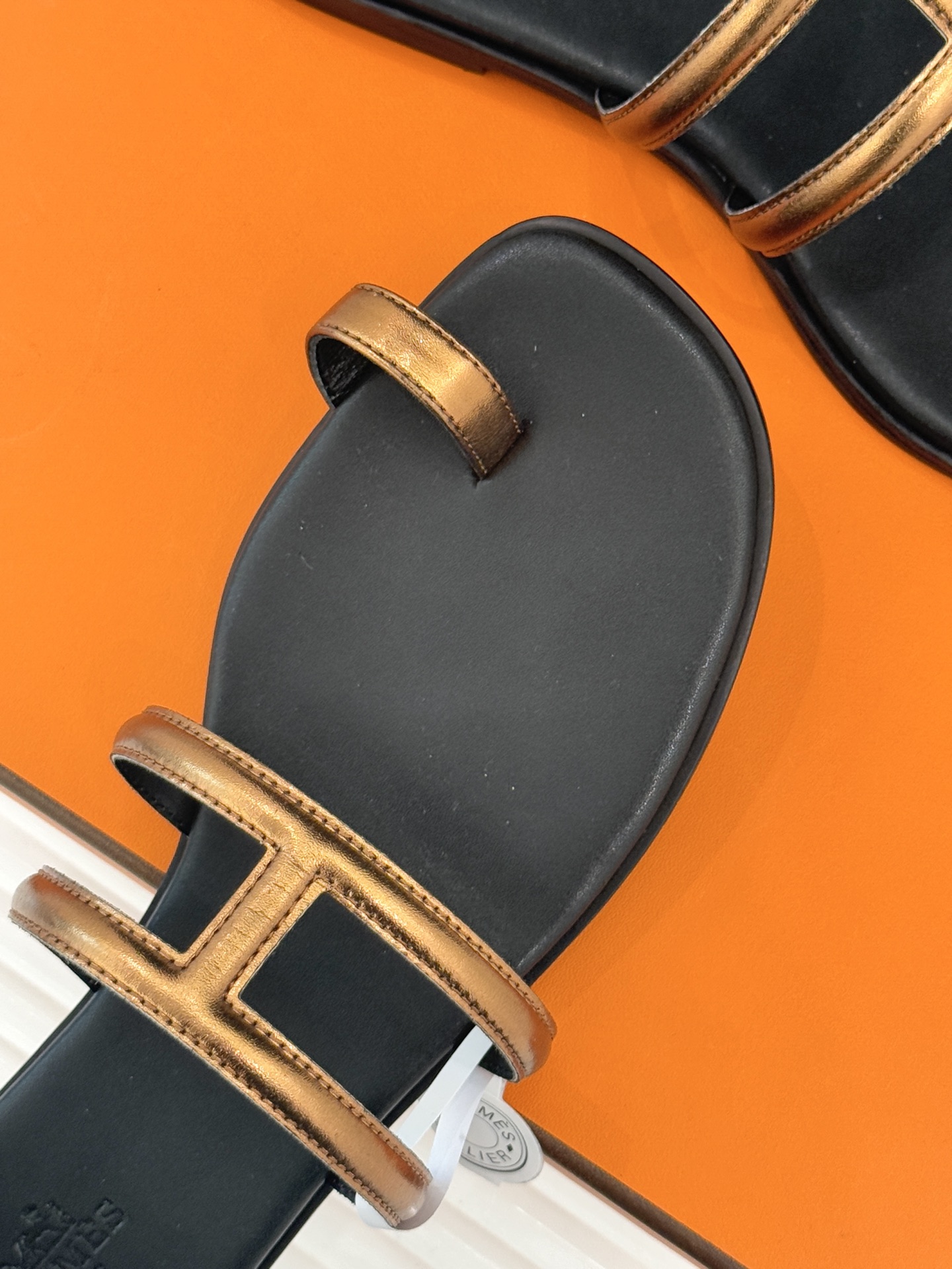 顶版 （配原版飞机盒）Hermès/爱马仕经典镂空猪鼻子夹脚拖鞋标志性的猪鼻子镂空设计俏皮吸睛在简约中彰