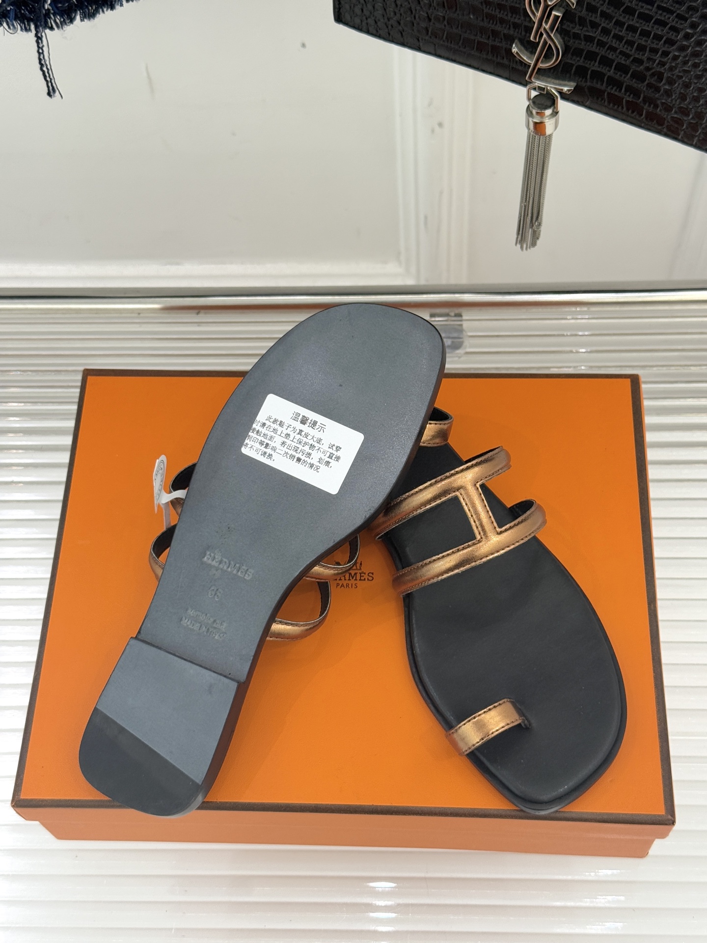 顶版 （配原版飞机盒）Hermès/爱马仕经典镂空猪鼻子夹脚拖鞋标志性的猪鼻子镂空设计俏皮吸睛在简约中彰