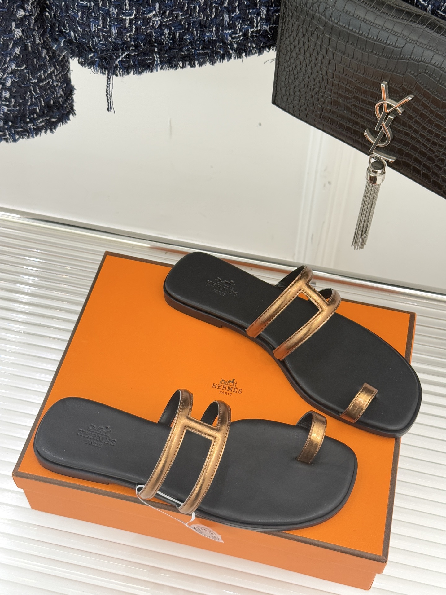 顶版 （配原版飞机盒）Hermès/爱马仕经典镂空猪鼻子夹脚拖鞋标志性的猪鼻子镂空设计俏皮吸睛在简约中彰