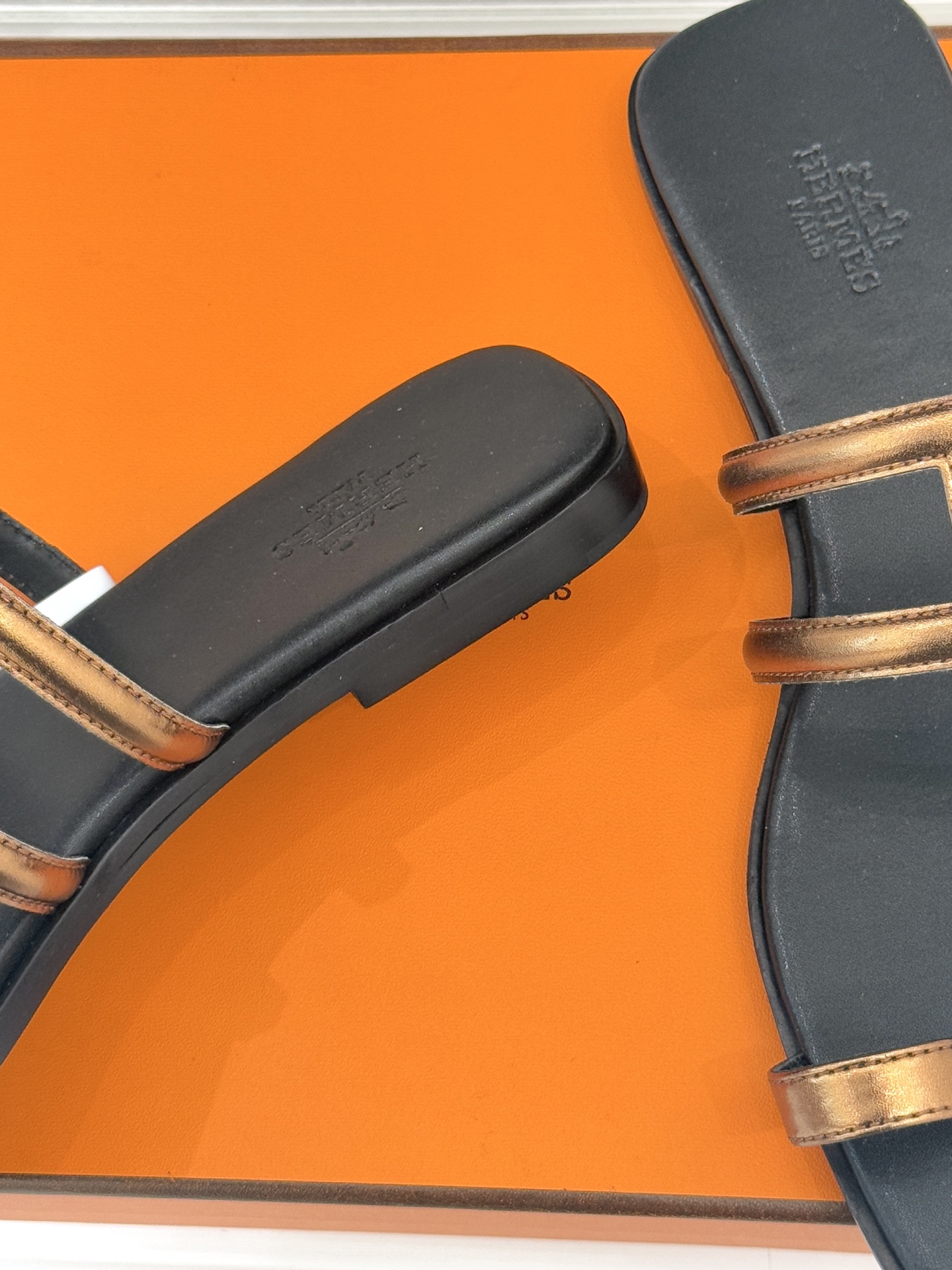 顶版 （配原版飞机盒）Hermès/爱马仕经典镂空猪鼻子夹脚拖鞋标志性的猪鼻子镂空设计俏皮吸睛在简约中彰