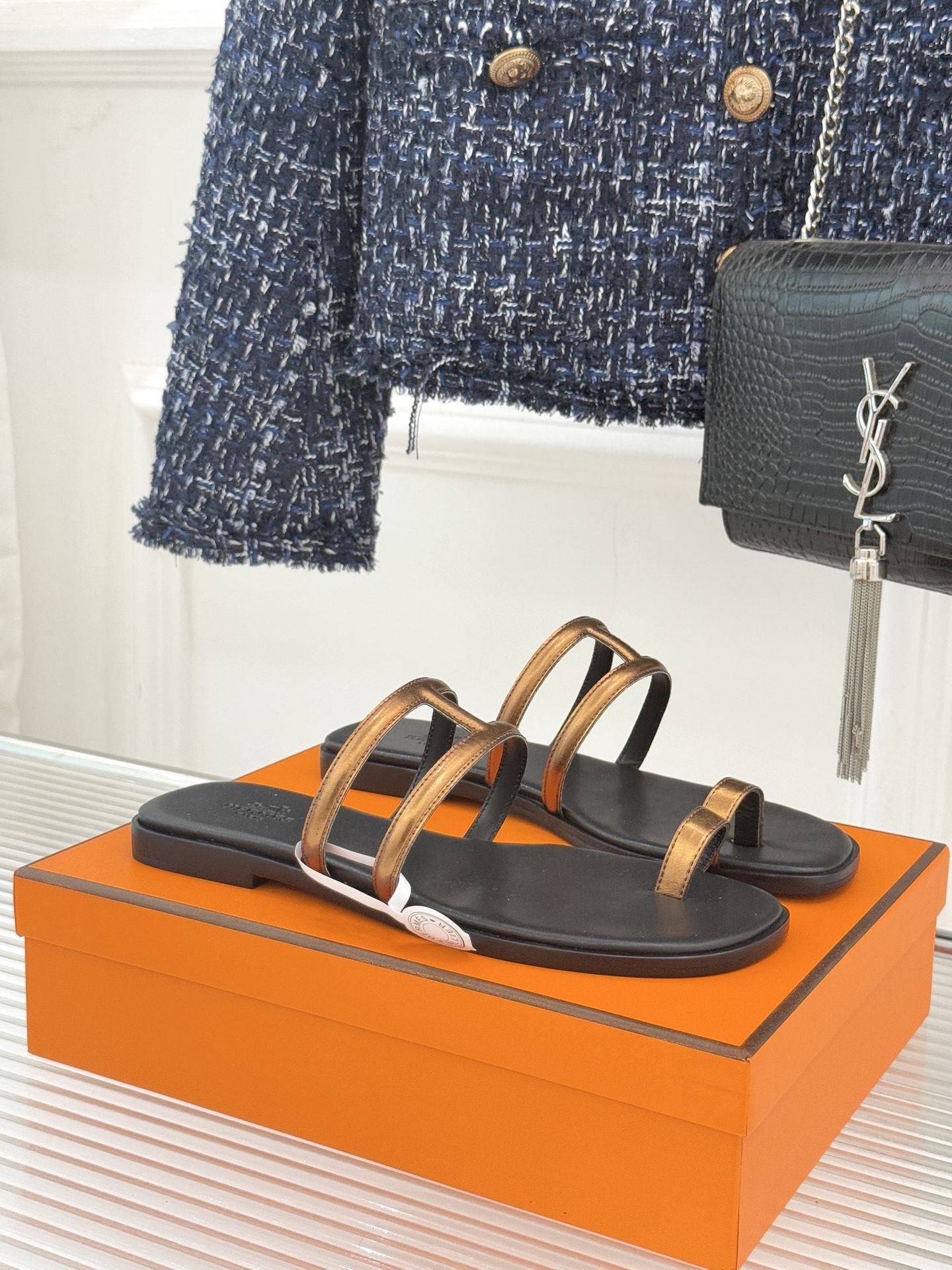 顶版 （配原版飞机盒）Hermès/爱马仕经典镂空猪鼻子夹脚拖鞋标志性的猪鼻子镂空设计俏皮吸睛在简约中彰