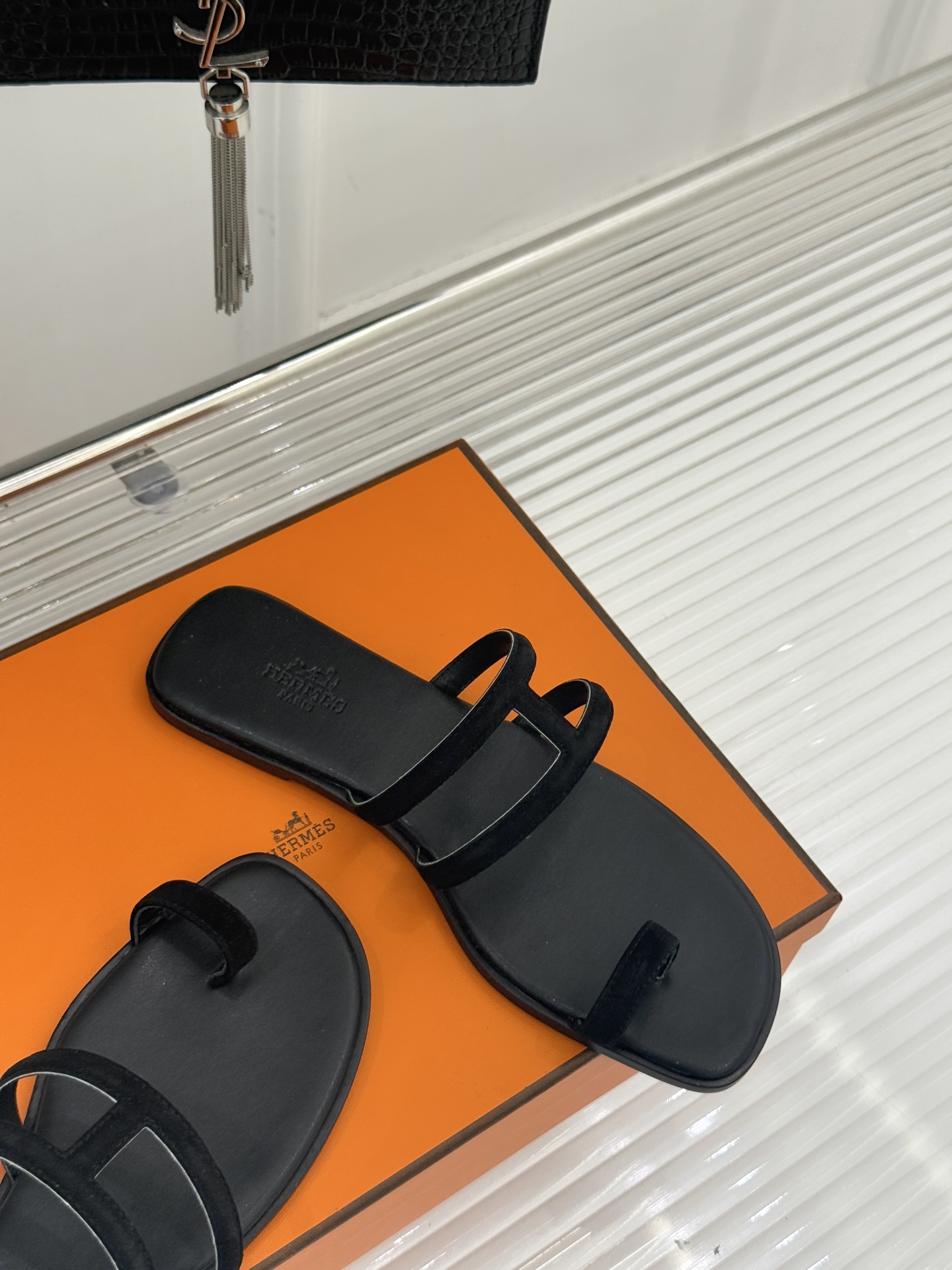 顶版 （配原版飞机盒）Hermès/爱马仕经典镂空猪鼻子夹脚拖鞋标志性的猪鼻子镂空设计俏皮吸睛在简约中彰