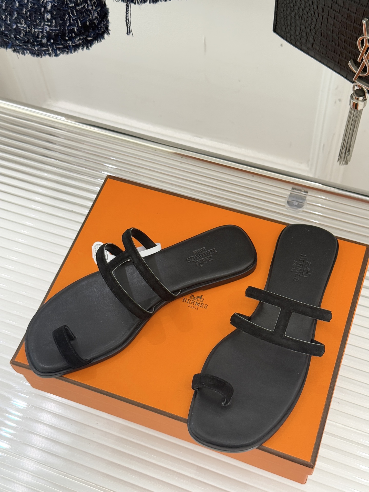 顶版 （配原版飞机盒）Hermès/爱马仕经典镂空猪鼻子夹脚拖鞋标志性的猪鼻子镂空设计俏皮吸睛在简约中彰