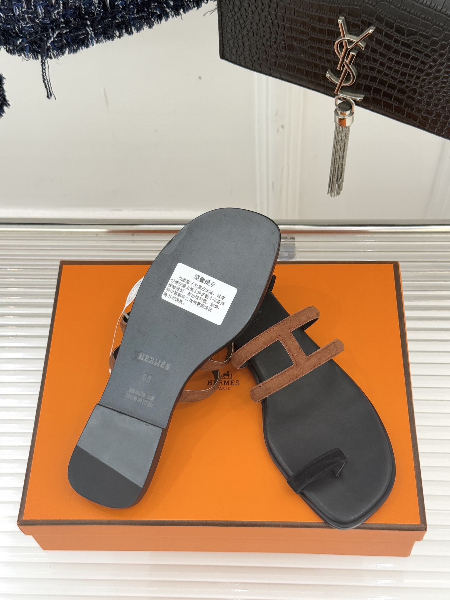 顶版 （配原版飞机盒）Hermès/爱马仕经典镂空猪鼻子夹脚拖鞋标志性的猪鼻子镂空设计俏皮吸睛在简约中彰